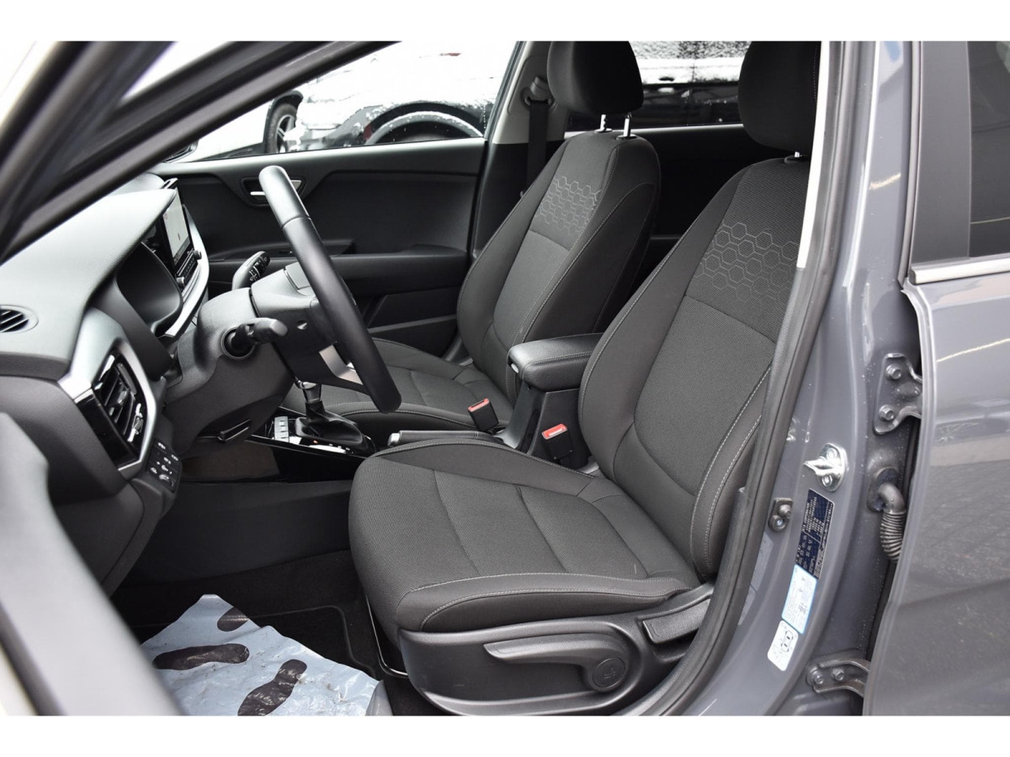 Kia Rio 1.0T 100pk/cv 7-DCT PULSE GPS CAM 1° MAIN (2023) - Photo 6