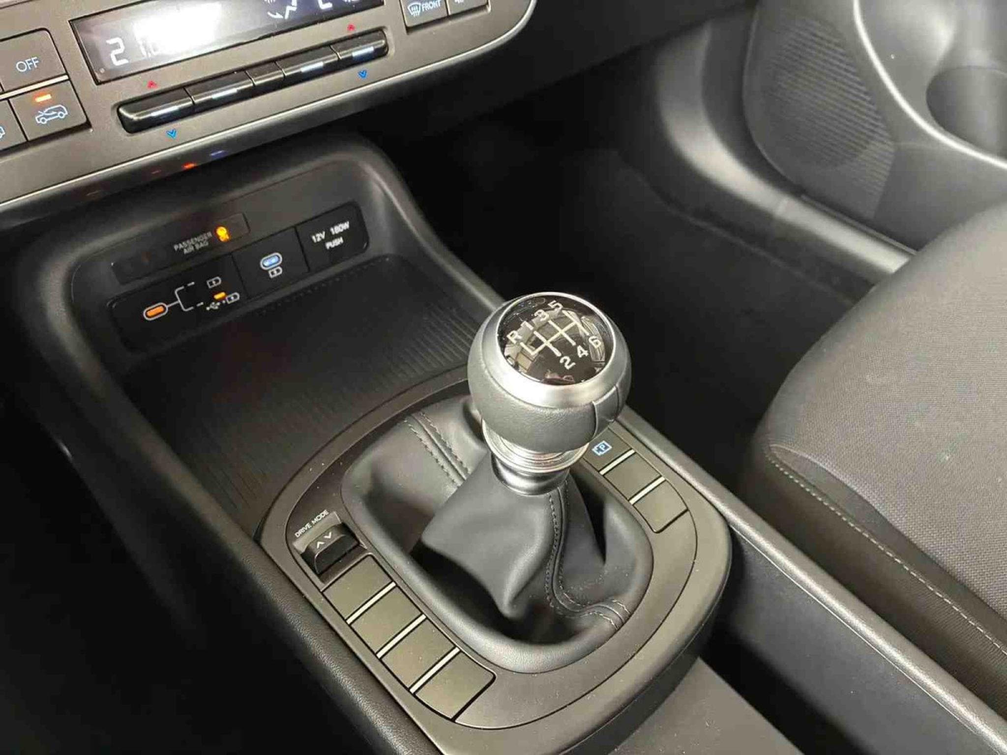 Hyundai Kona 1.0 T-GDI 101 Confort (2025) - Photo 17