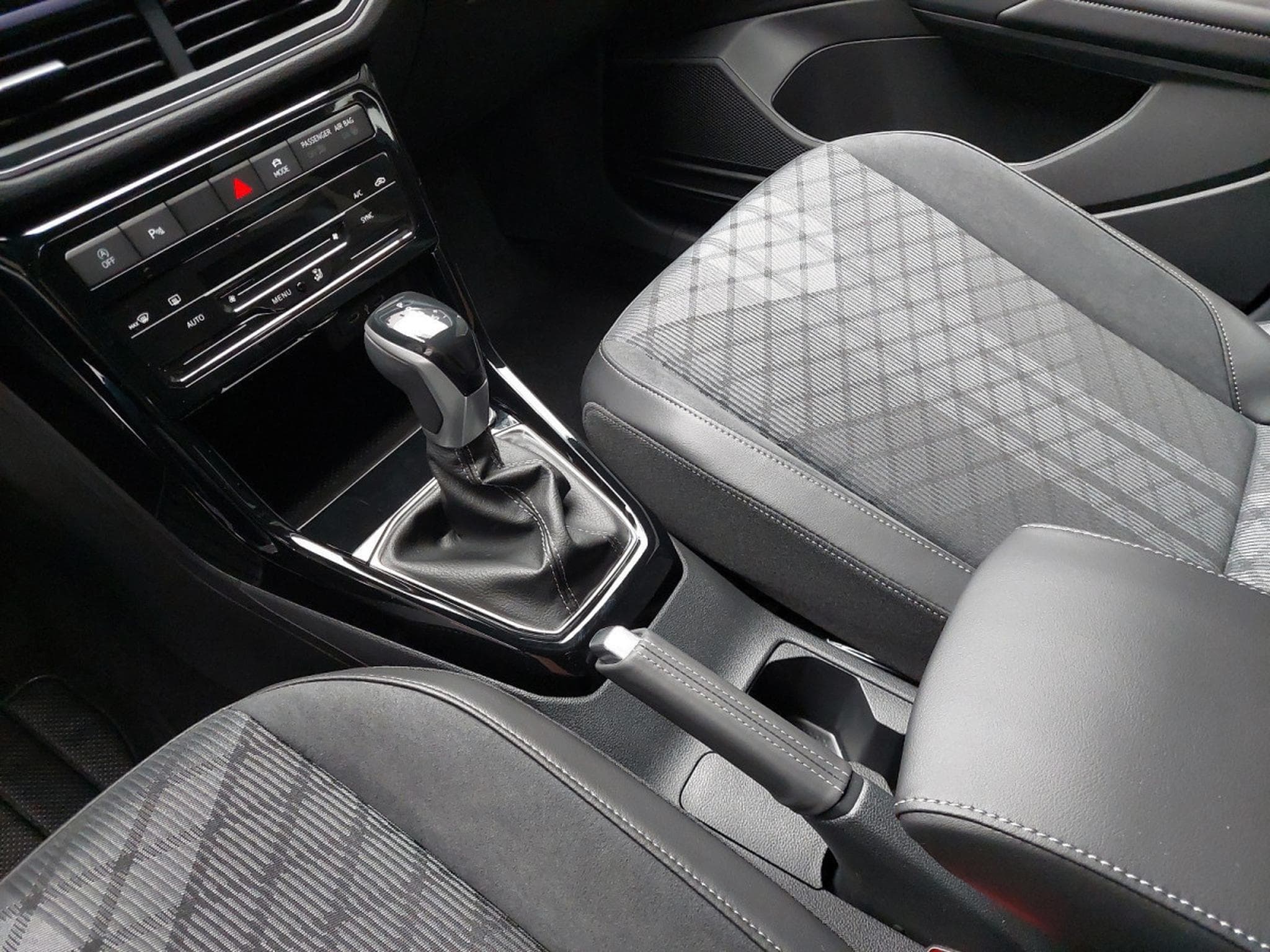 VW T-Cross 1.0 TSi 115 DSG R-Line (2025) - Foto 11