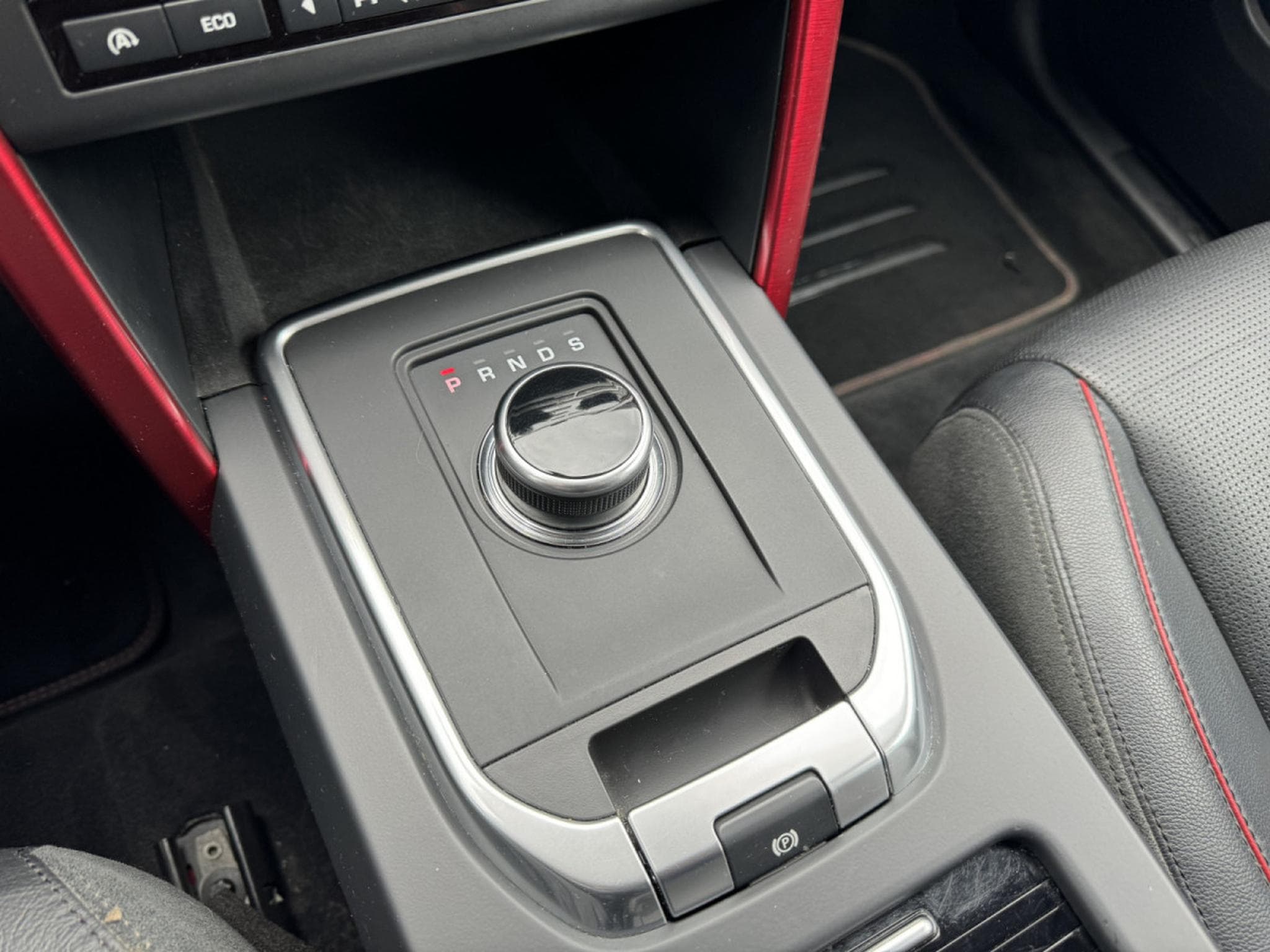 Land-Rover Discovery Sport 2.0 TD4 AWD 180 AUTO (2016) - Foto 18