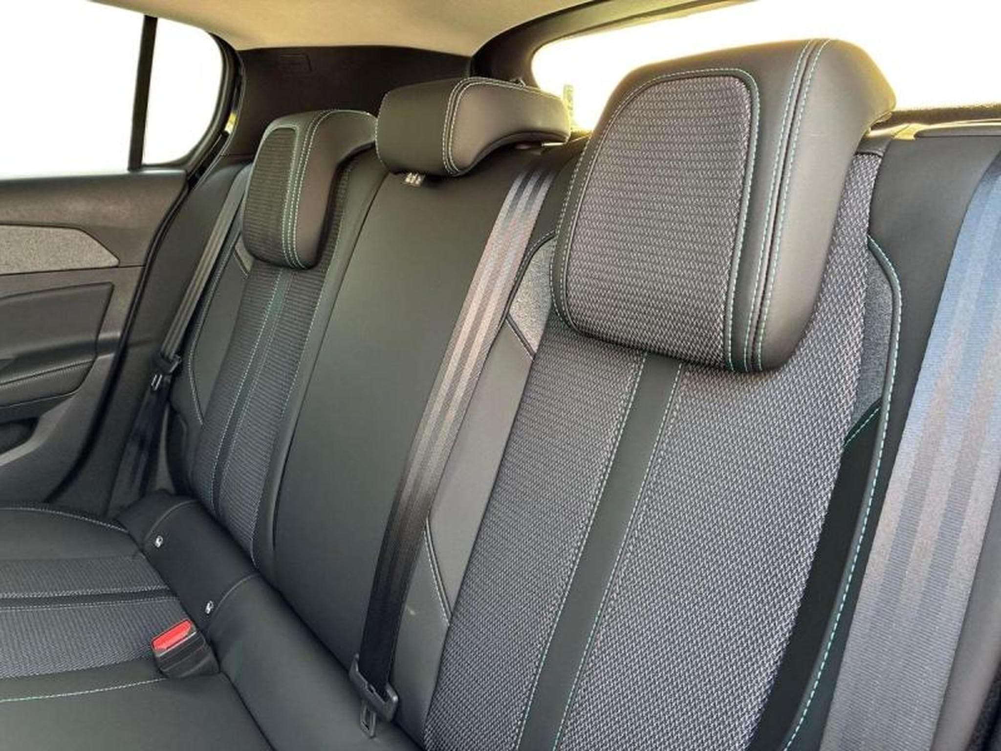 PEUGEOT 308 1.5 BlueHDi 130ch S&S Allure EAT8 (2025) - Photo 3