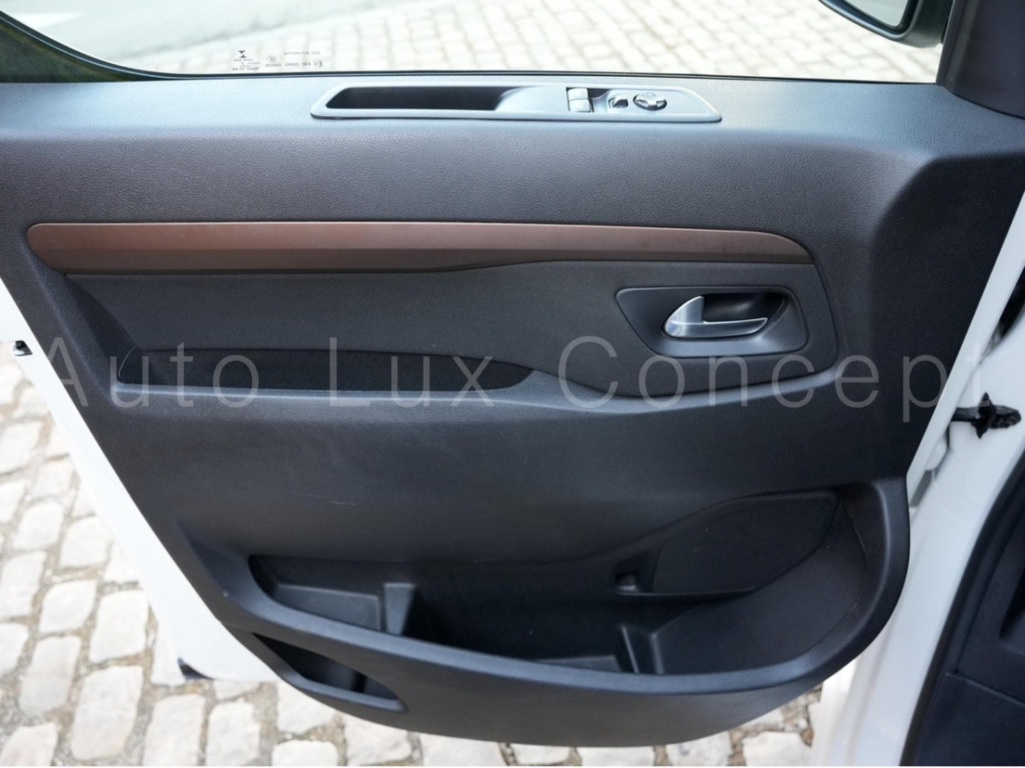 Toyota Proace 2.0 D-4D 177 ch AT8 L2 Shuttle Comfort 8 places (2020) - Photo 14