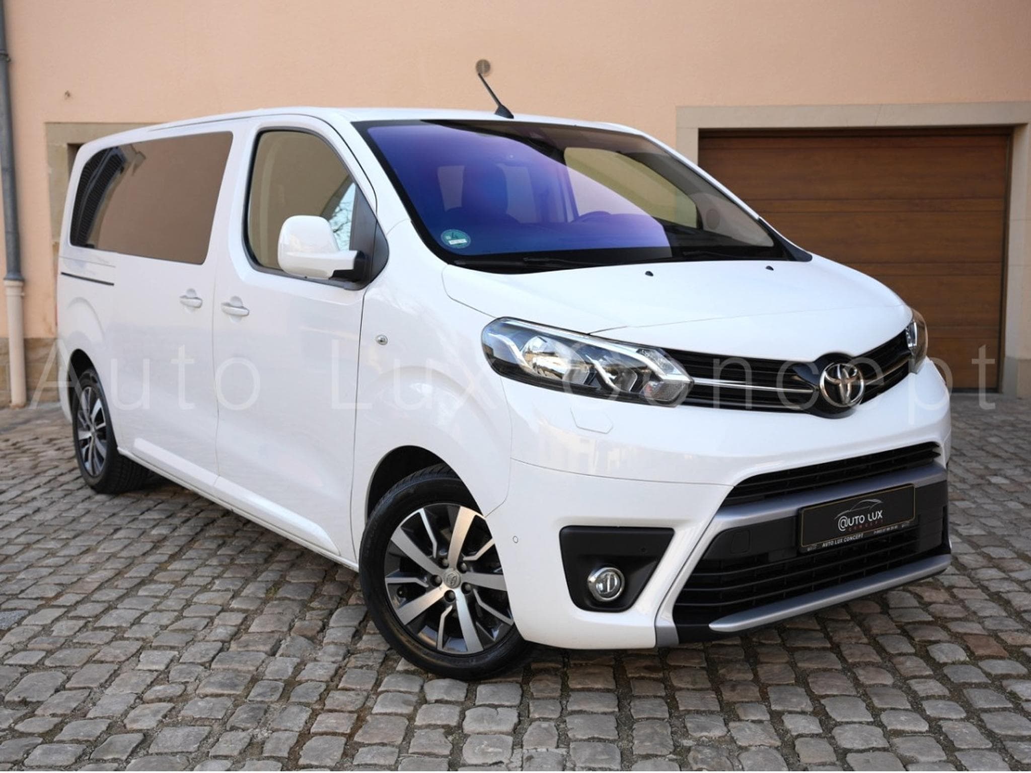 Toyota Proace 2.0 D-4D 177 ch AT8 L2 Shuttle Comfort 8 places (2020) - Photo 2