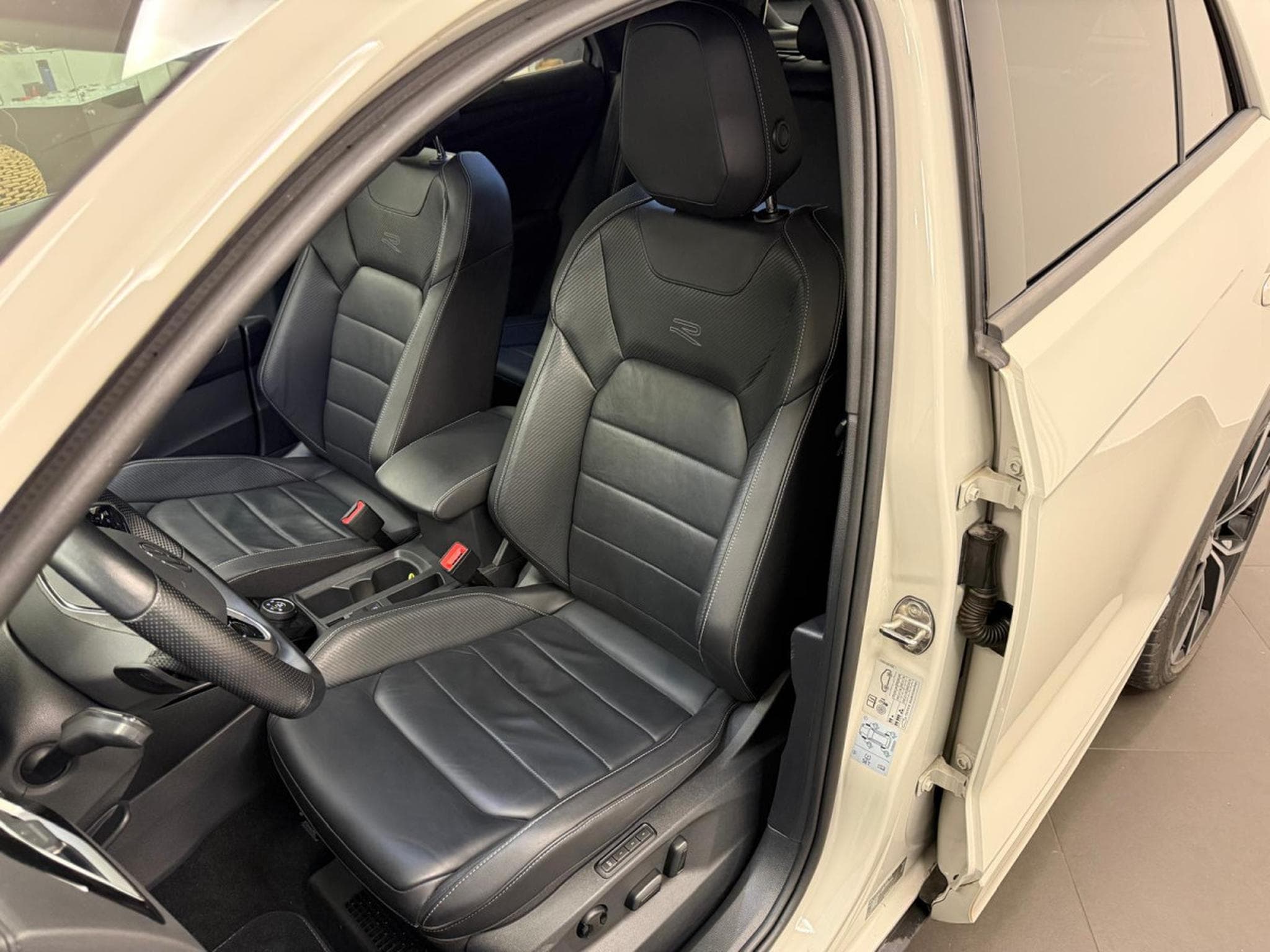 VW T-Roc R-Line 2.0 TSI 190 CV / 140 kW DSG7 4MOTION (2022) - Foto 2