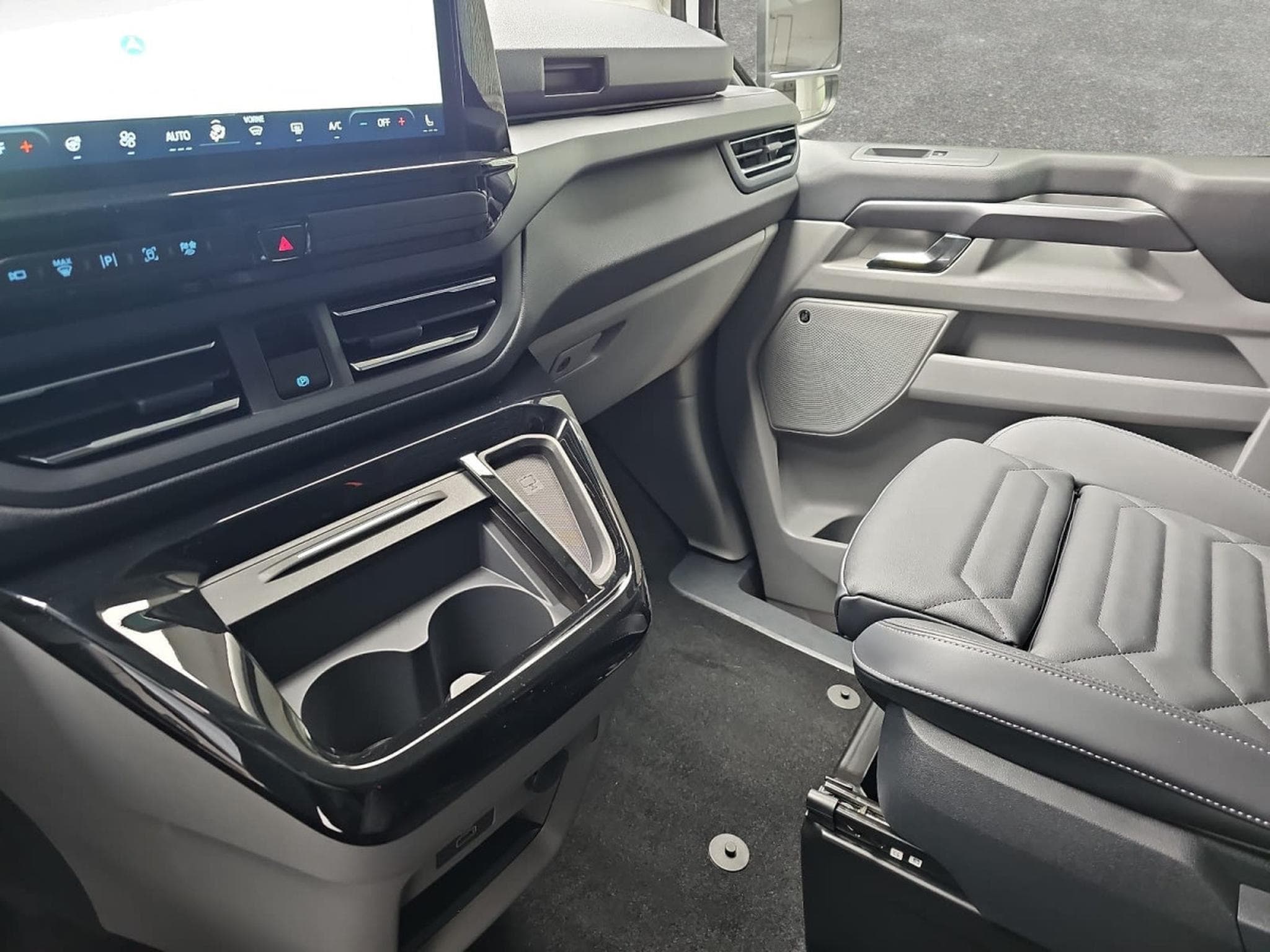 Ford Tourneo 2.0 TDCI ECOBLUE 170 L1 Titanium X (2026) - Foto 9