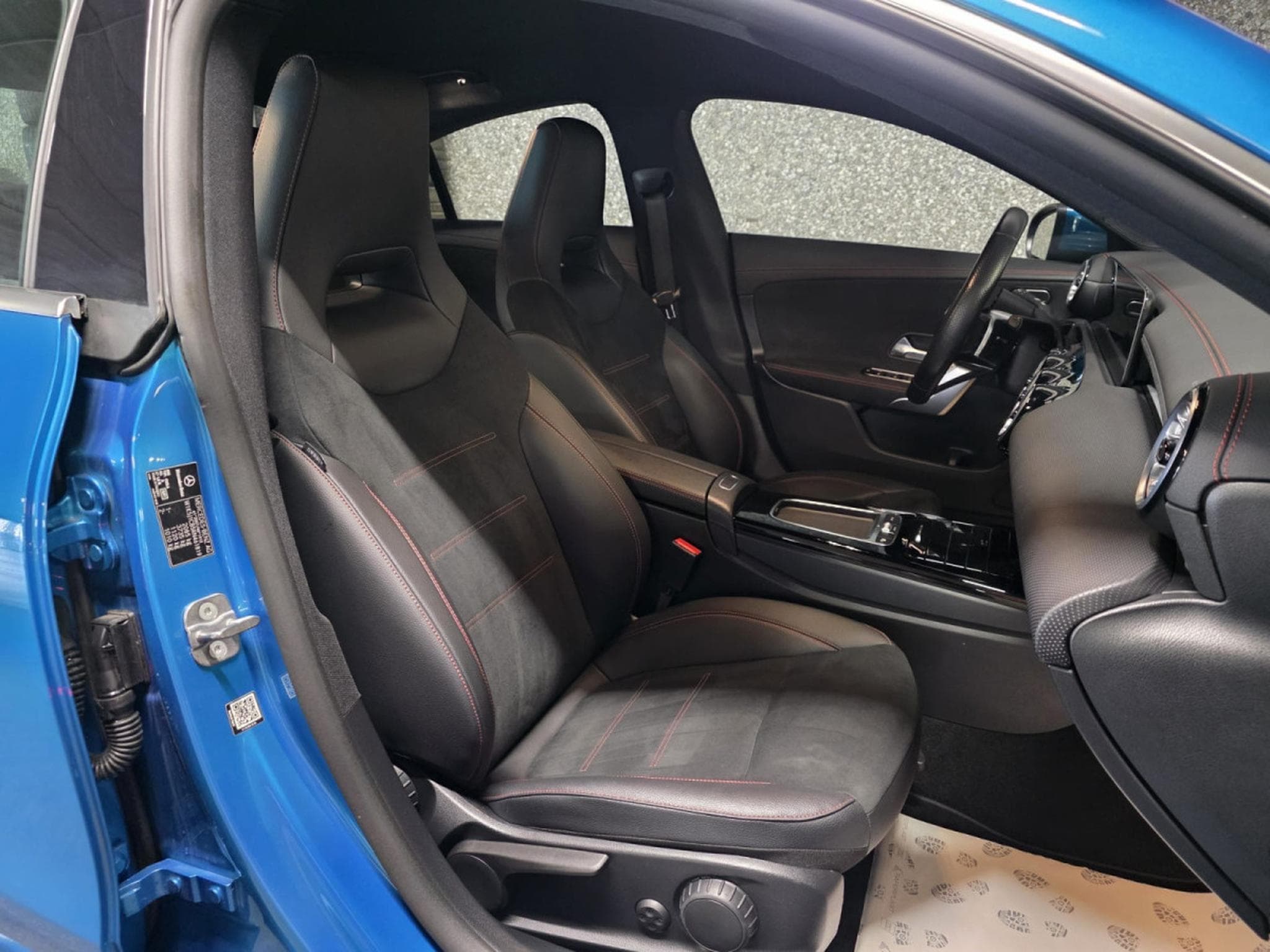 Mercedes CLA 200 D AMG LINE FACELIFT CUIR NAVI Garantie Mercedes (2024) - Photo 4