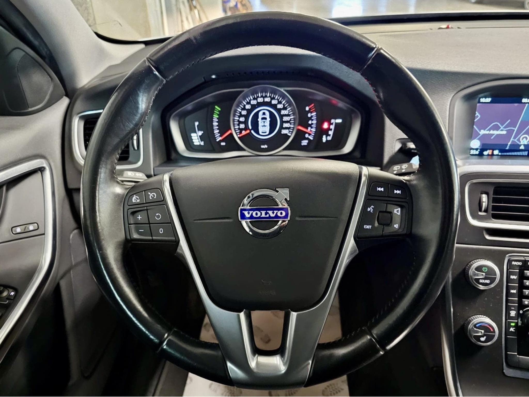 Volvo V60 T3 AUTO NAVI (2015) - Foto 7
