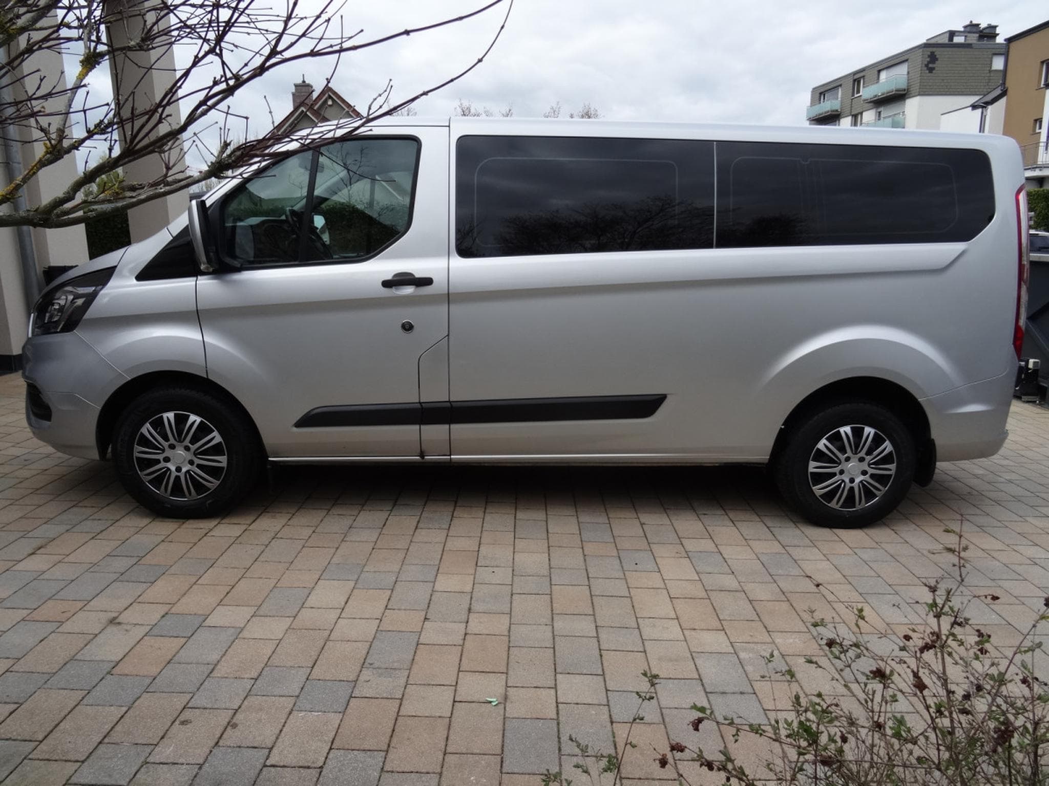 Ford Transit 2.0 TDCi 130 9PLACES (2021) - Foto 2