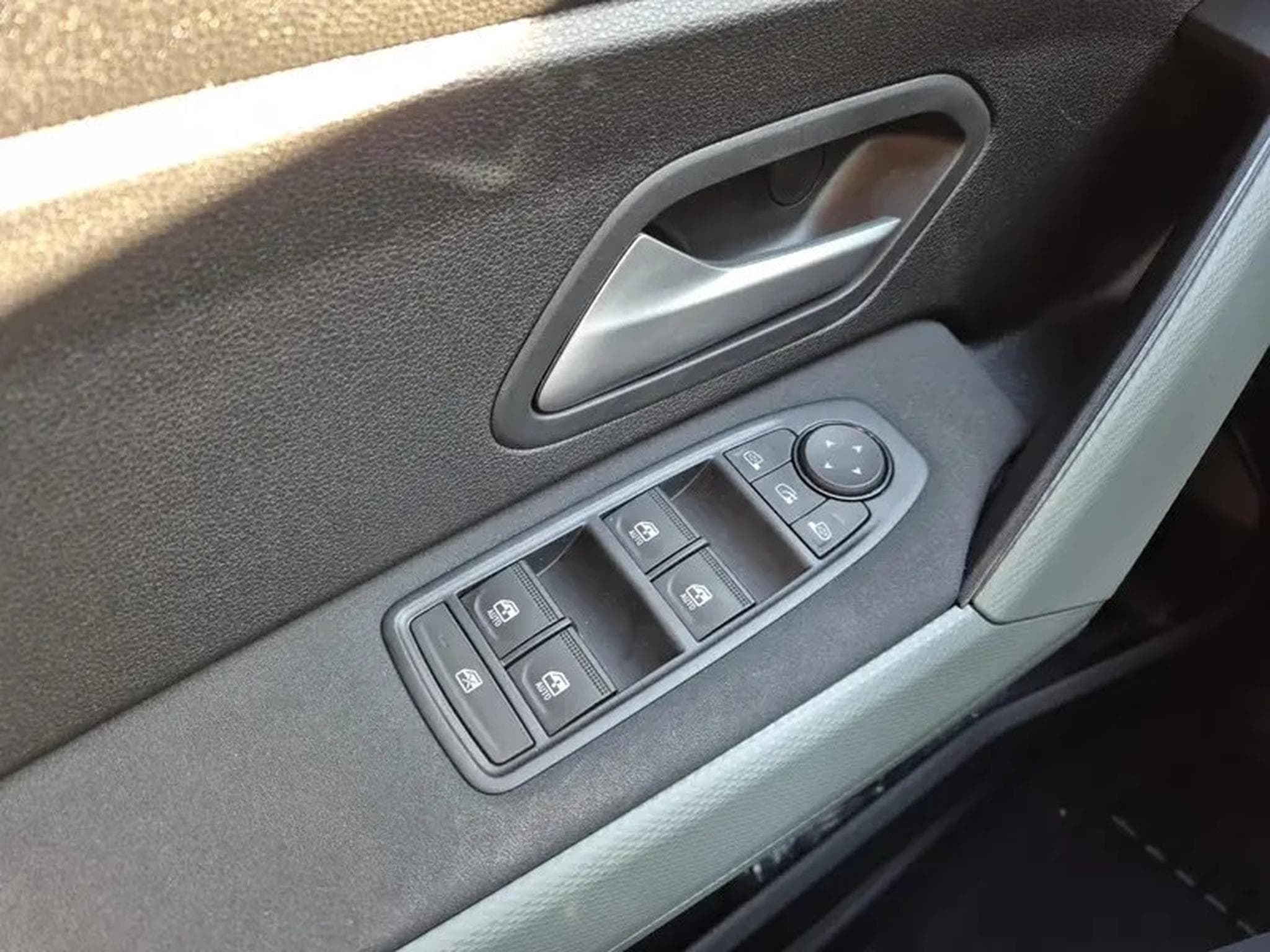 Dacia Duster 1.6 SCe 140 Extreme (2025) - Photo 8