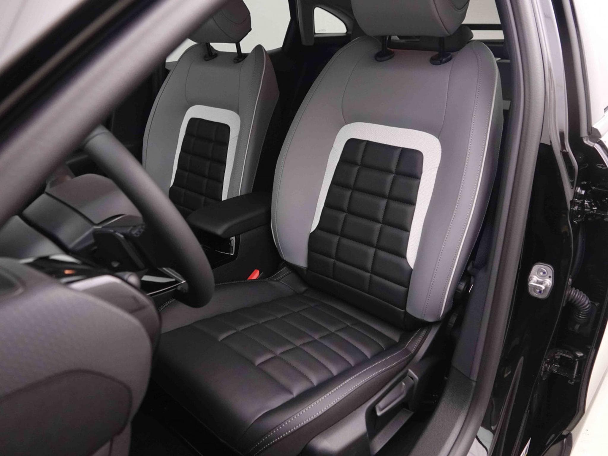 Citroën C4 1.2 Hybride 145 e-DC6 Max (2025) - Photo 6