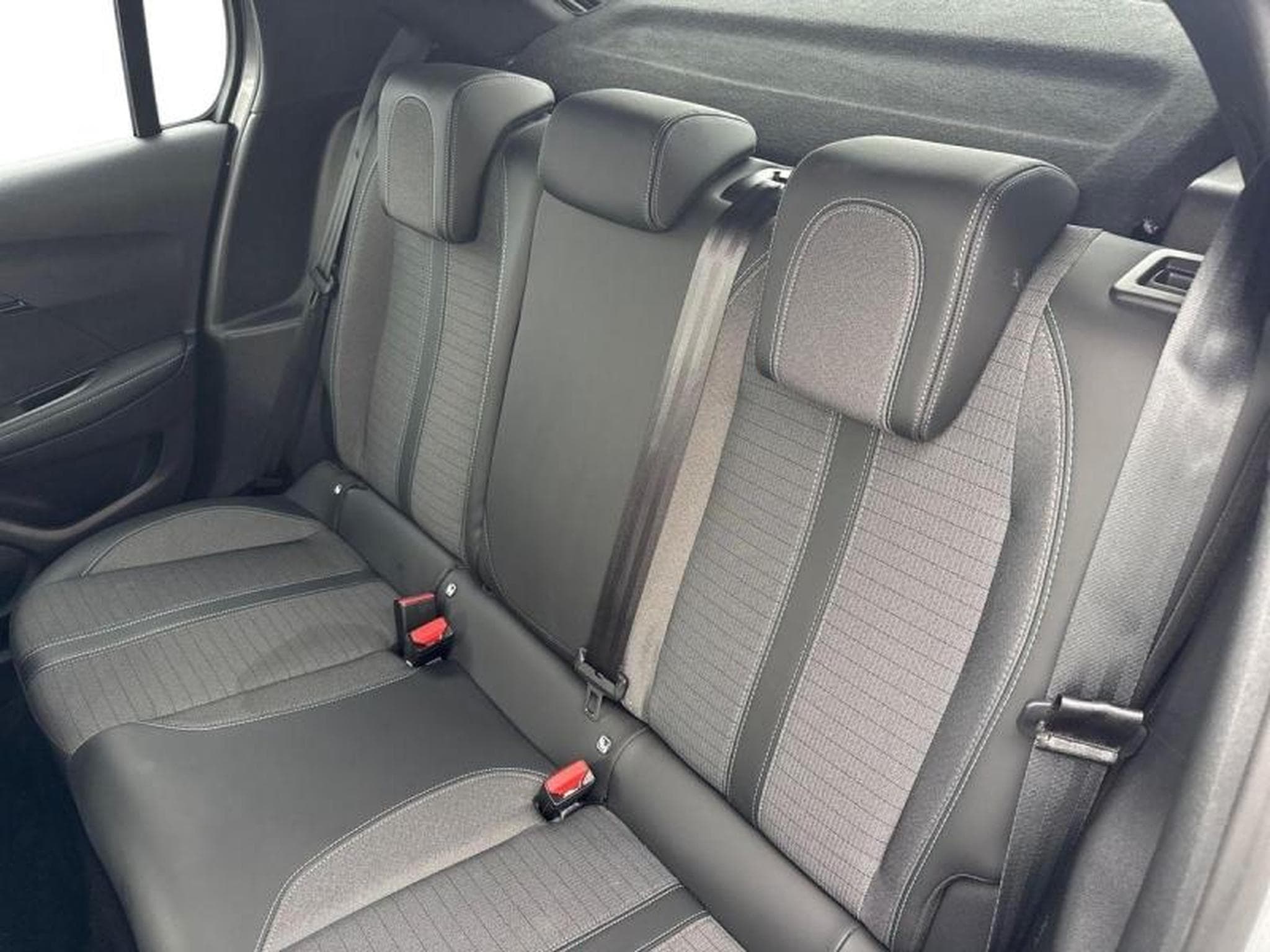 PEUGEOT 208 e-208 136ch Allure (2022) - Photo 5