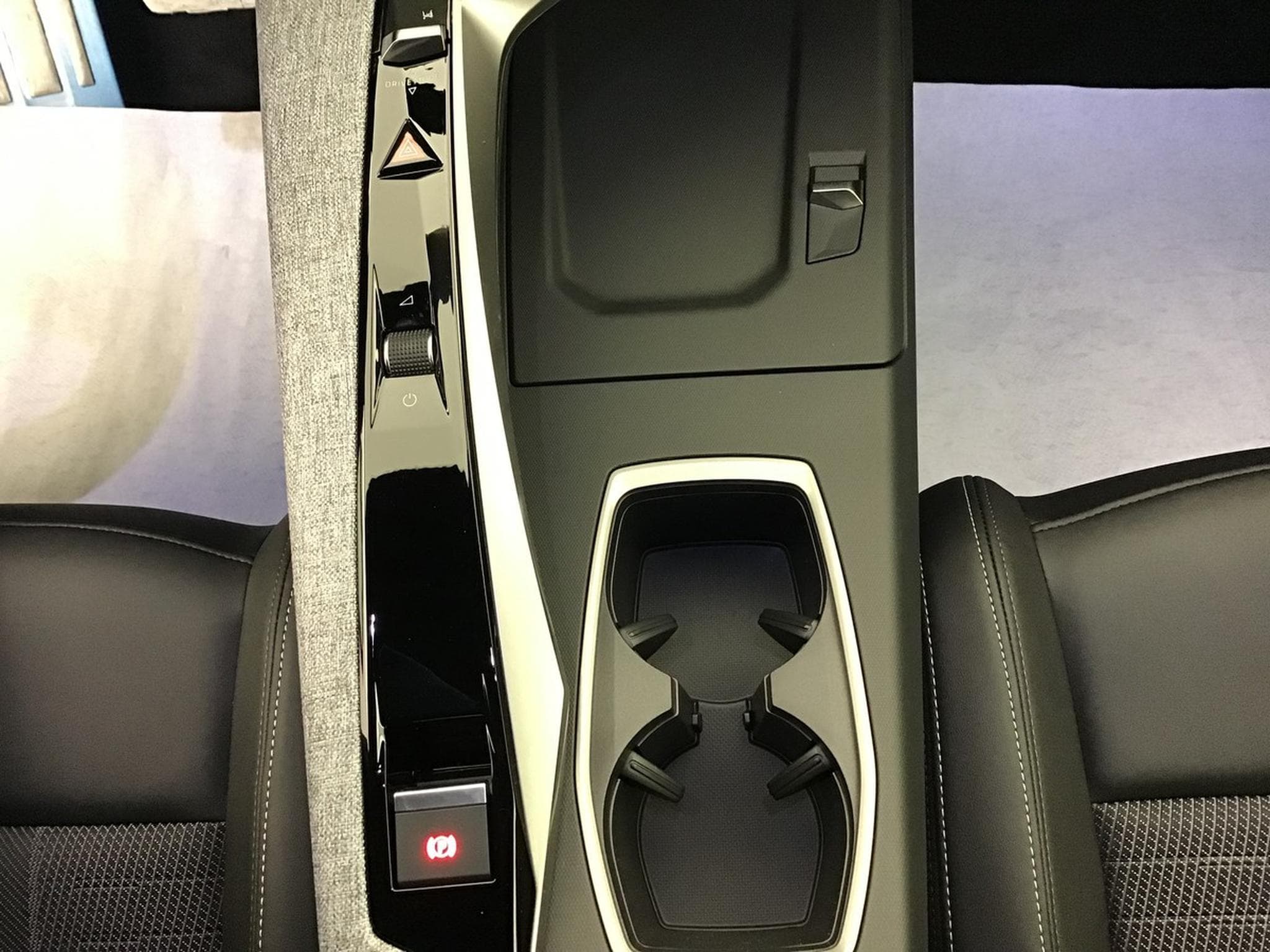 Peugeot 3008 1.2 Hybrid 145 E-DSC6 GT (2025) - Foto 16