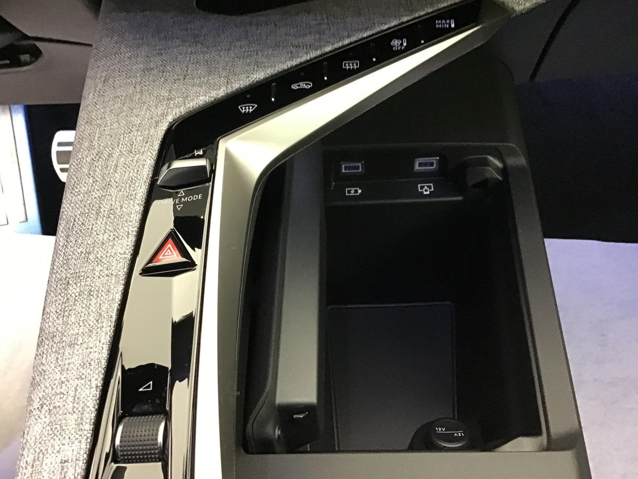 Peugeot 3008 1.2 Hybrid 145 E-DSC6 GT (2025) - Foto 17