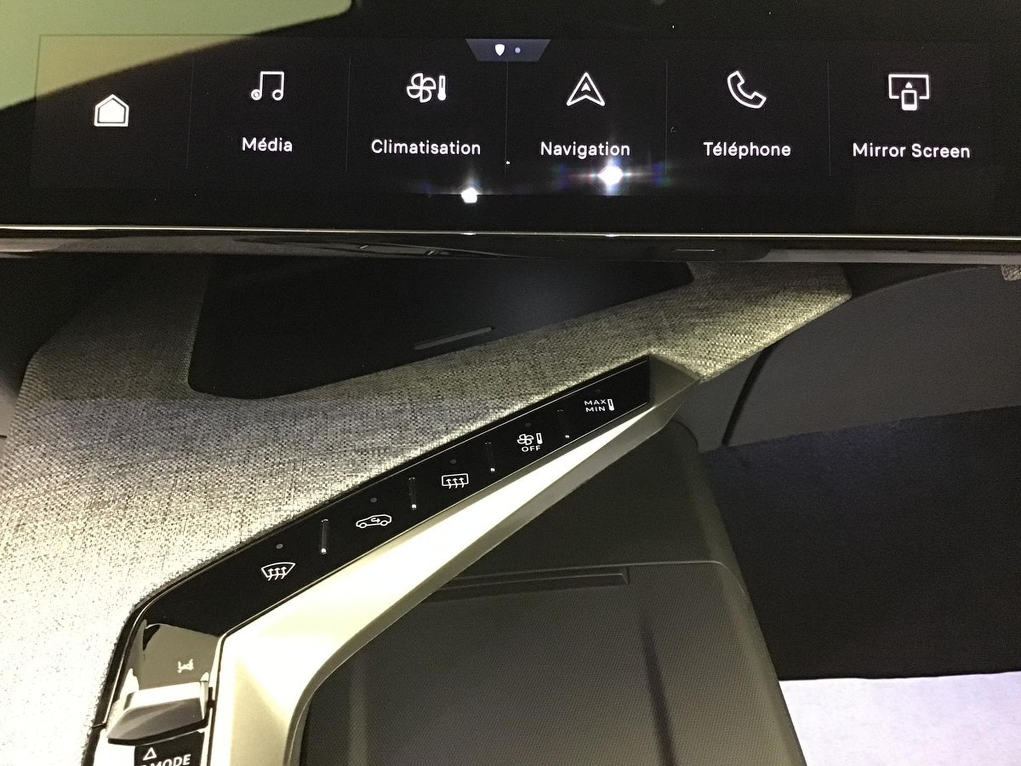 Peugeot 3008 1.2 Hybrid 145 E-DSC6 GT (2025) - Foto 18