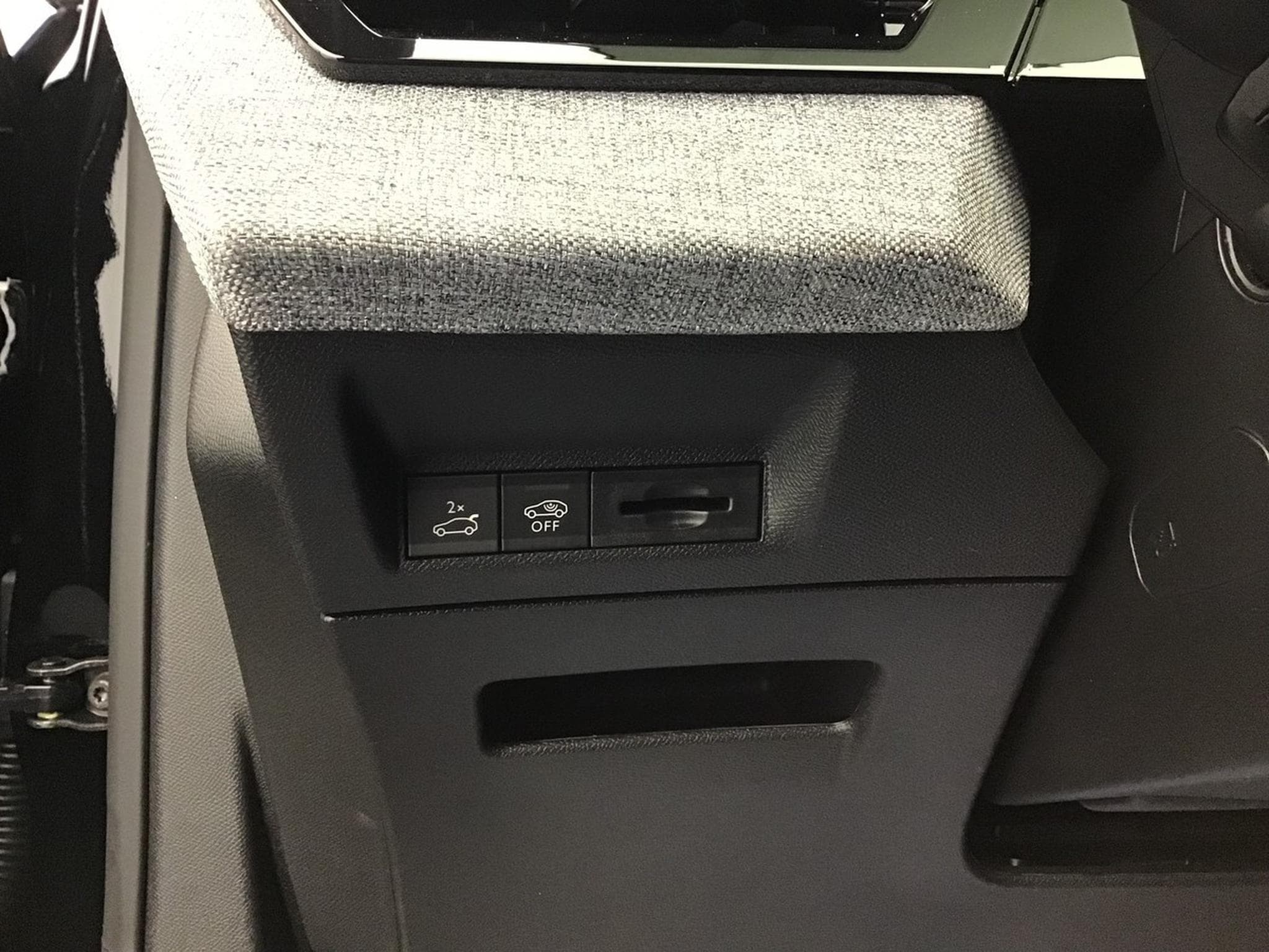 Peugeot 3008 1.2 Hybrid 145 E-DSC6 GT (2025) - Foto 19