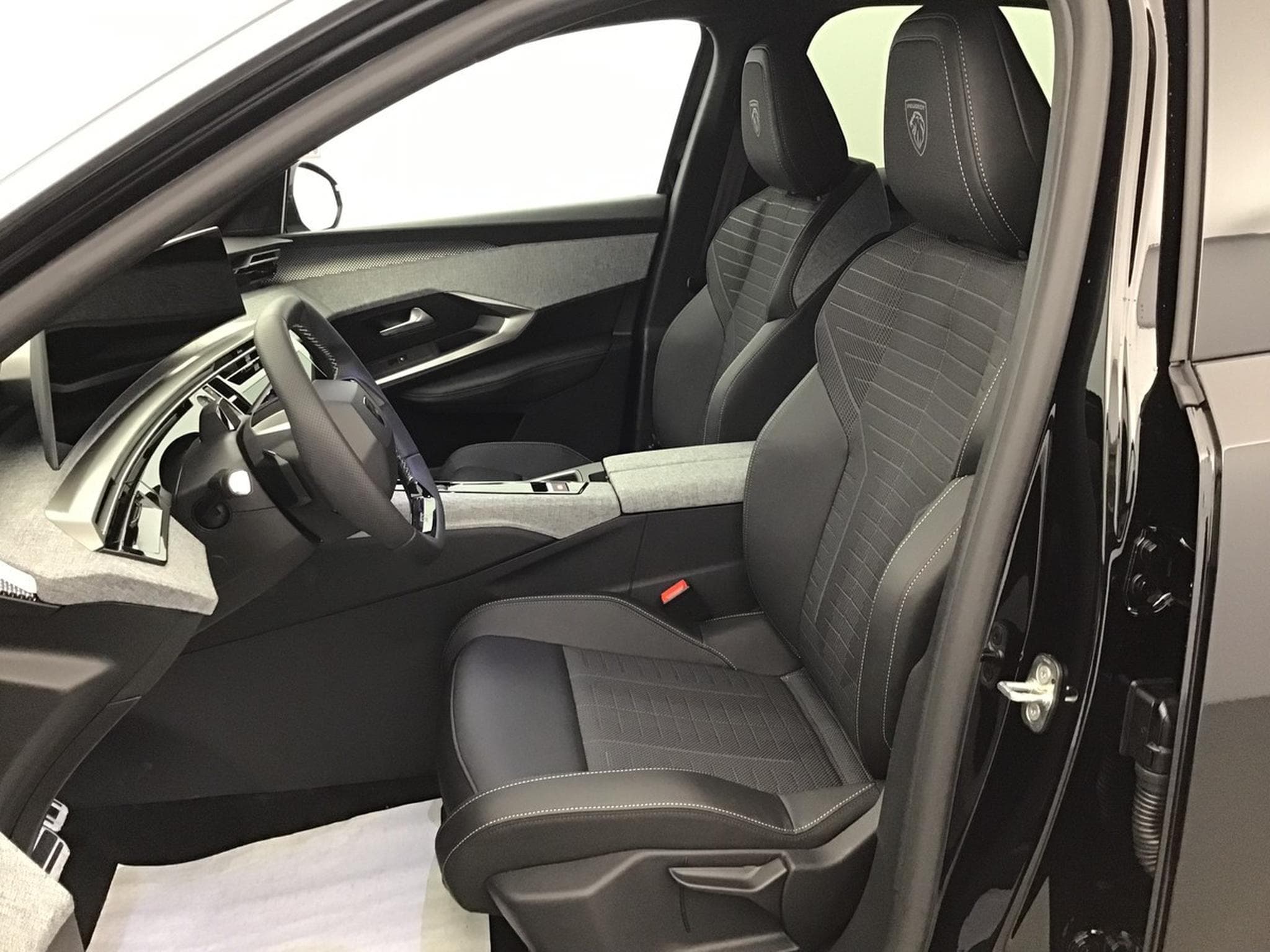 Peugeot 3008 1.2 Hybrid 145 E-DSC6 GT (2025) - Foto 20