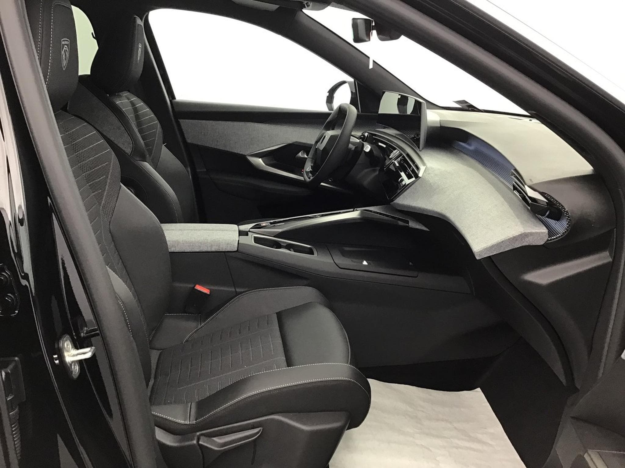 Peugeot 3008 1.2 Hybrid 145 E-DSC6 GT (2025) - Foto 24