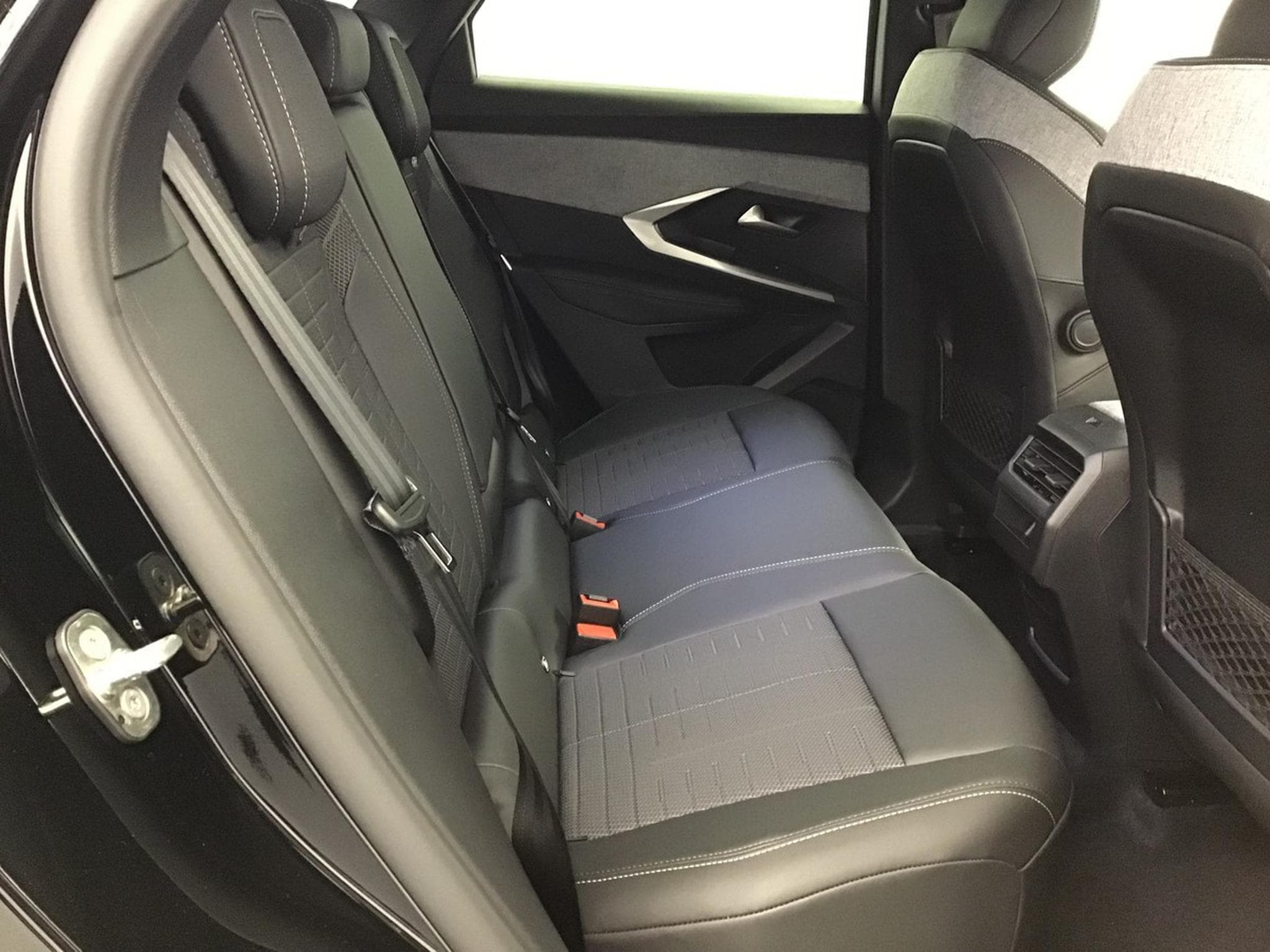 Peugeot 3008 1.2 Hybrid 145 E-DSC6 GT (2025) - Foto 25