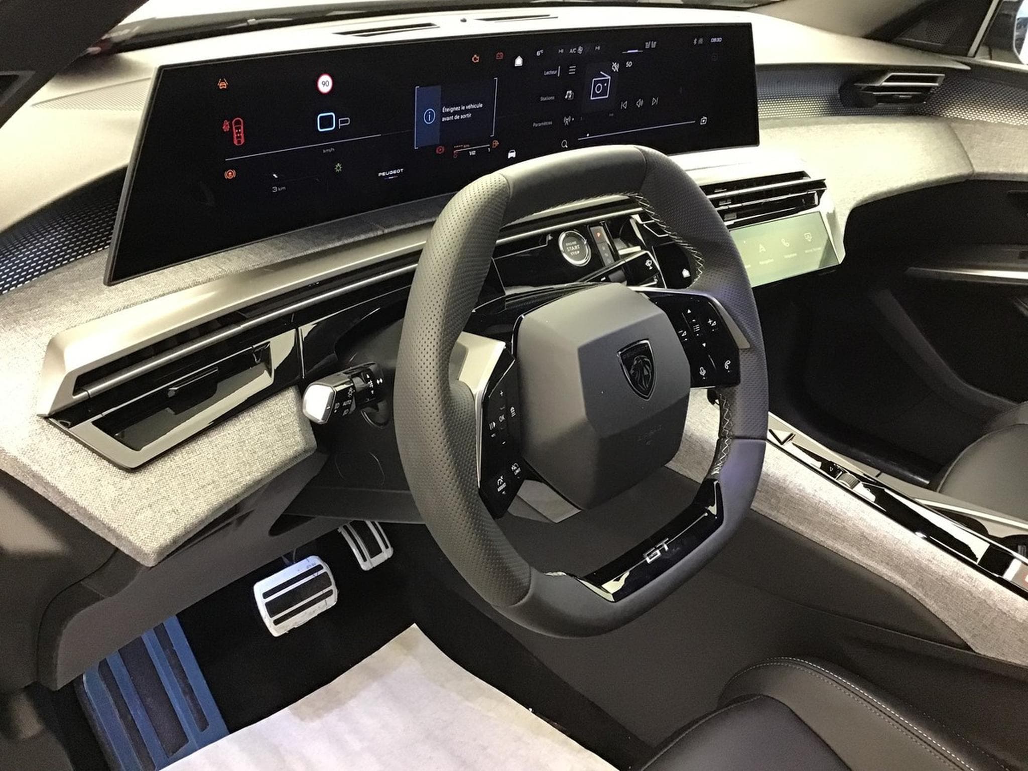 Peugeot 3008 1.2 Hybrid 145 E-DSC6 GT (2025) - Foto 5