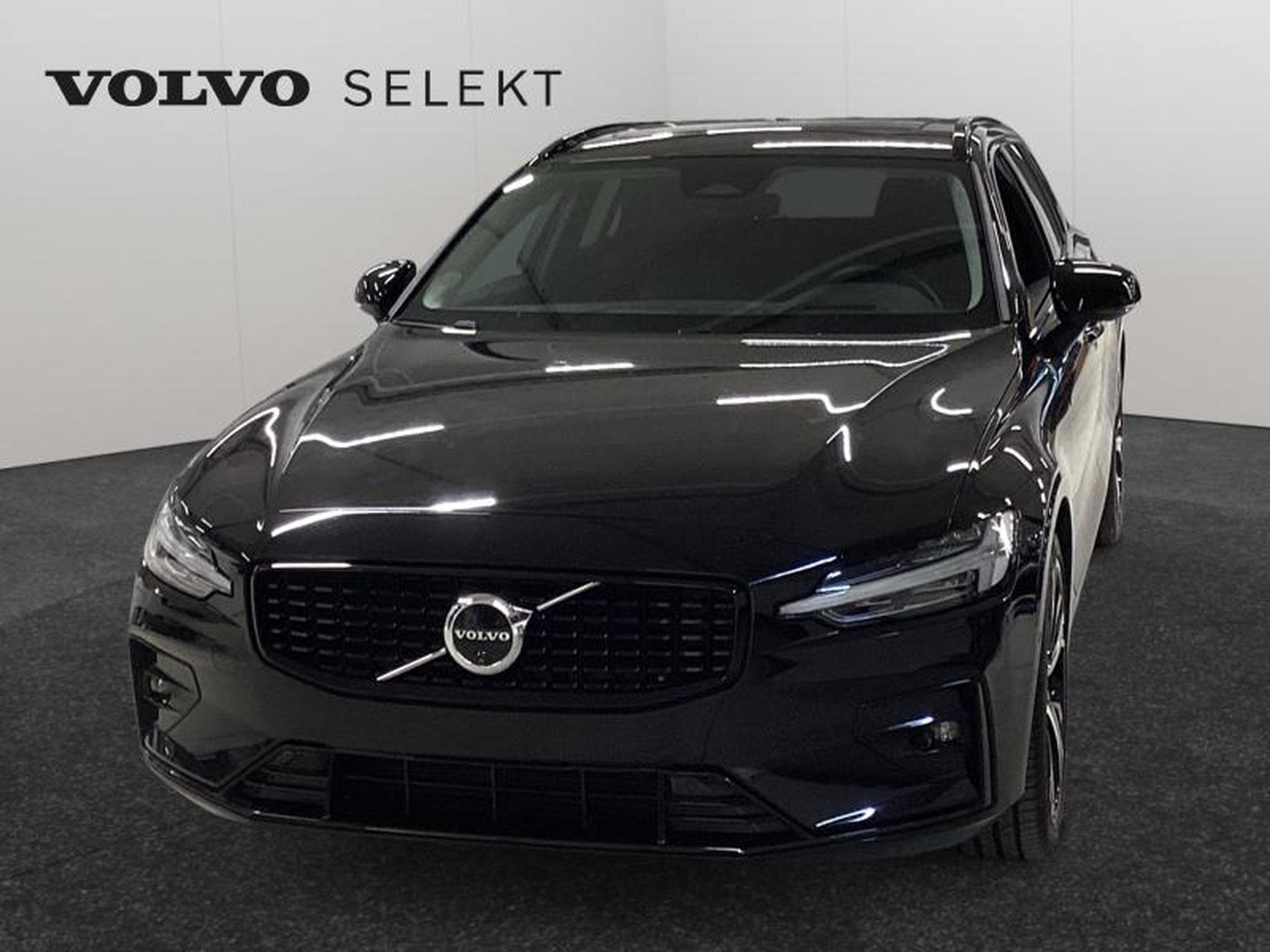 Volvo V60 B4 Plus Dark / Essence (2025) - Photo 1