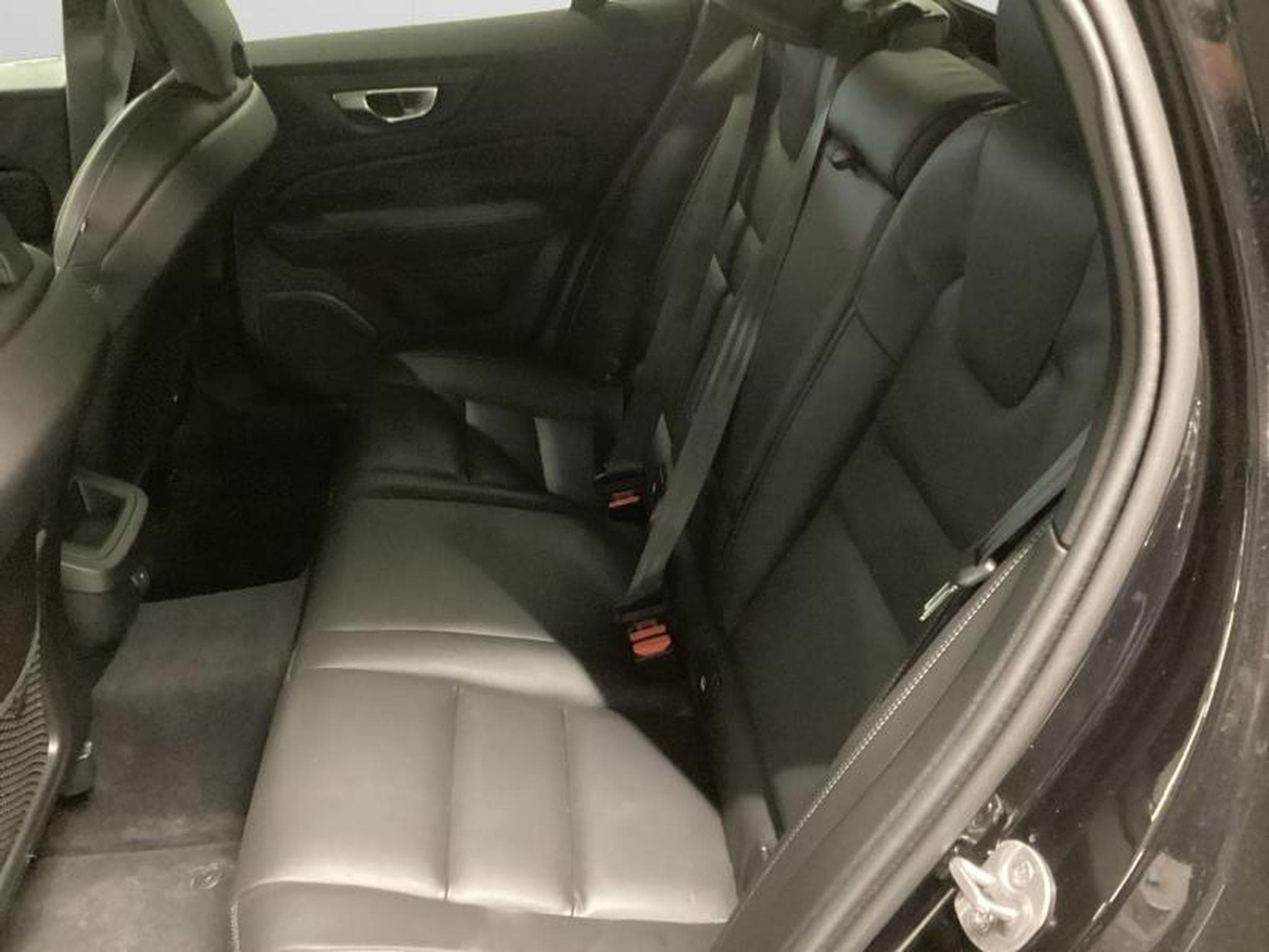 Volvo V60 B4 Plus Dark / Essence (2025) - Photo 13