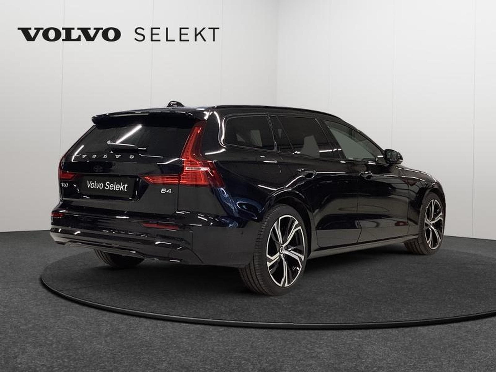 Volvo V60 B4 Plus Dark / Essence (2025) - Photo 2