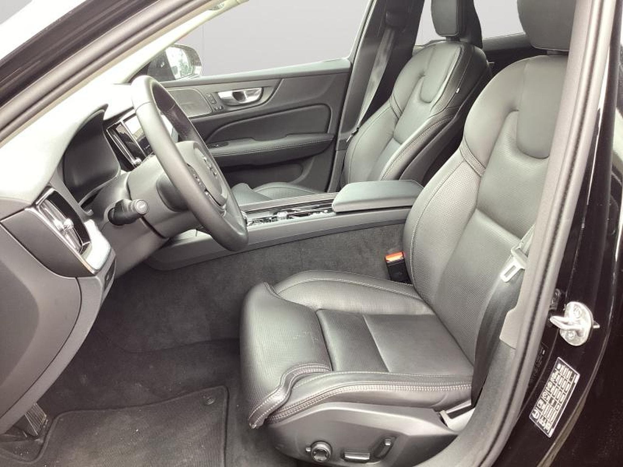 Volvo V60 B4 Plus Dark / Essence (2025) - Photo 32