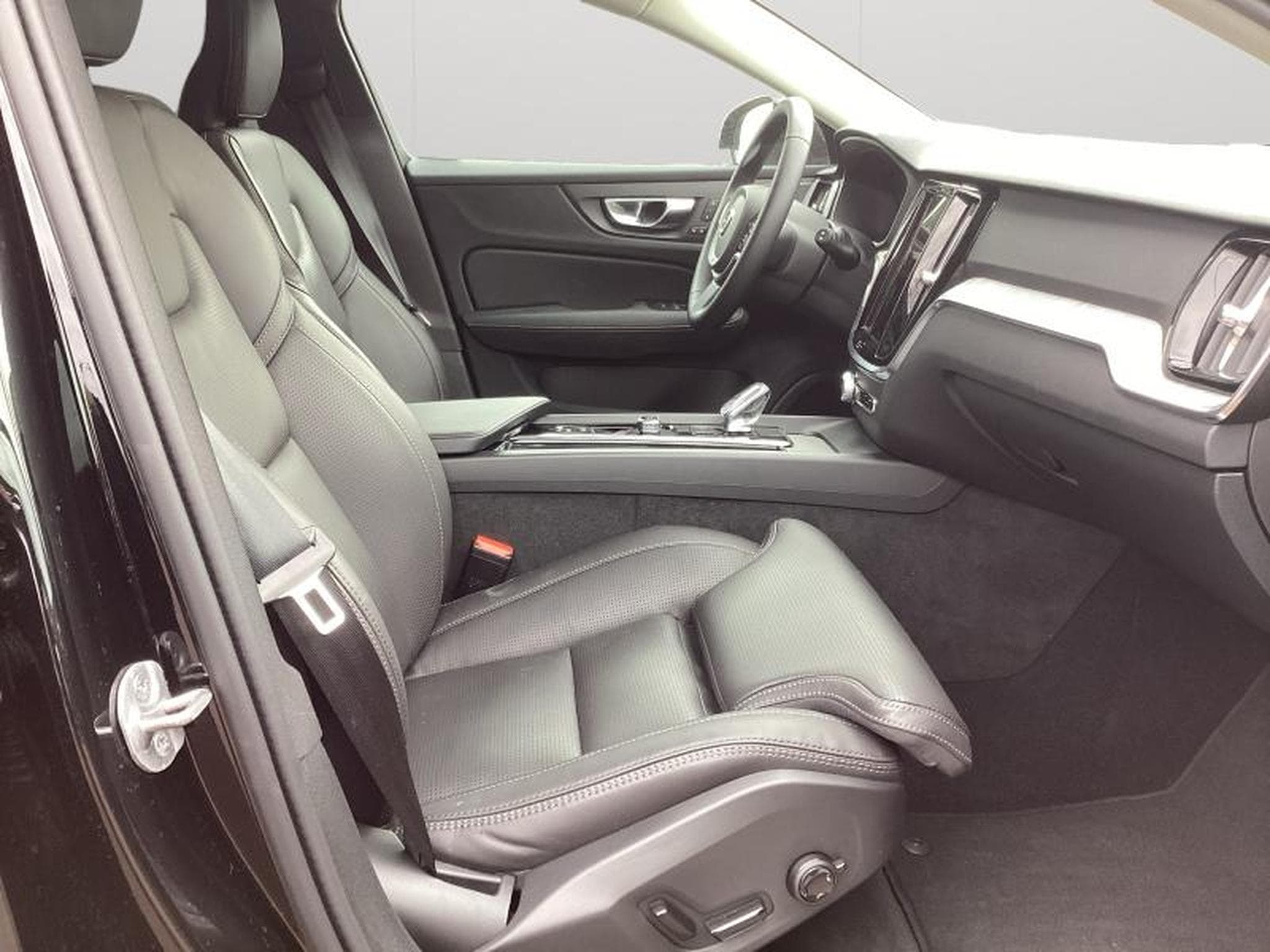 Volvo V60 B4 Plus Dark / Essence (2025) - Photo 38