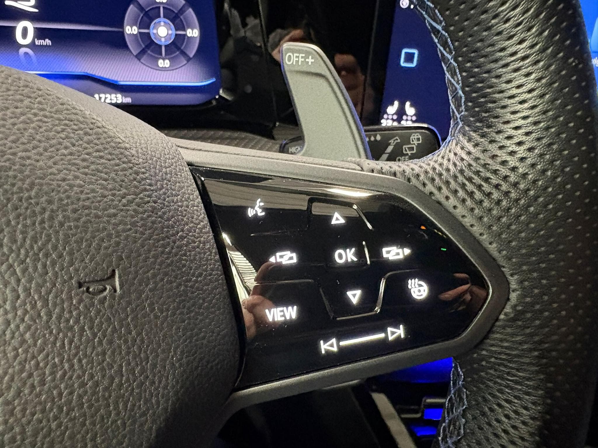 VW Golf R 4Motion 2.0 TSI 320CV (2022) - Foto 12