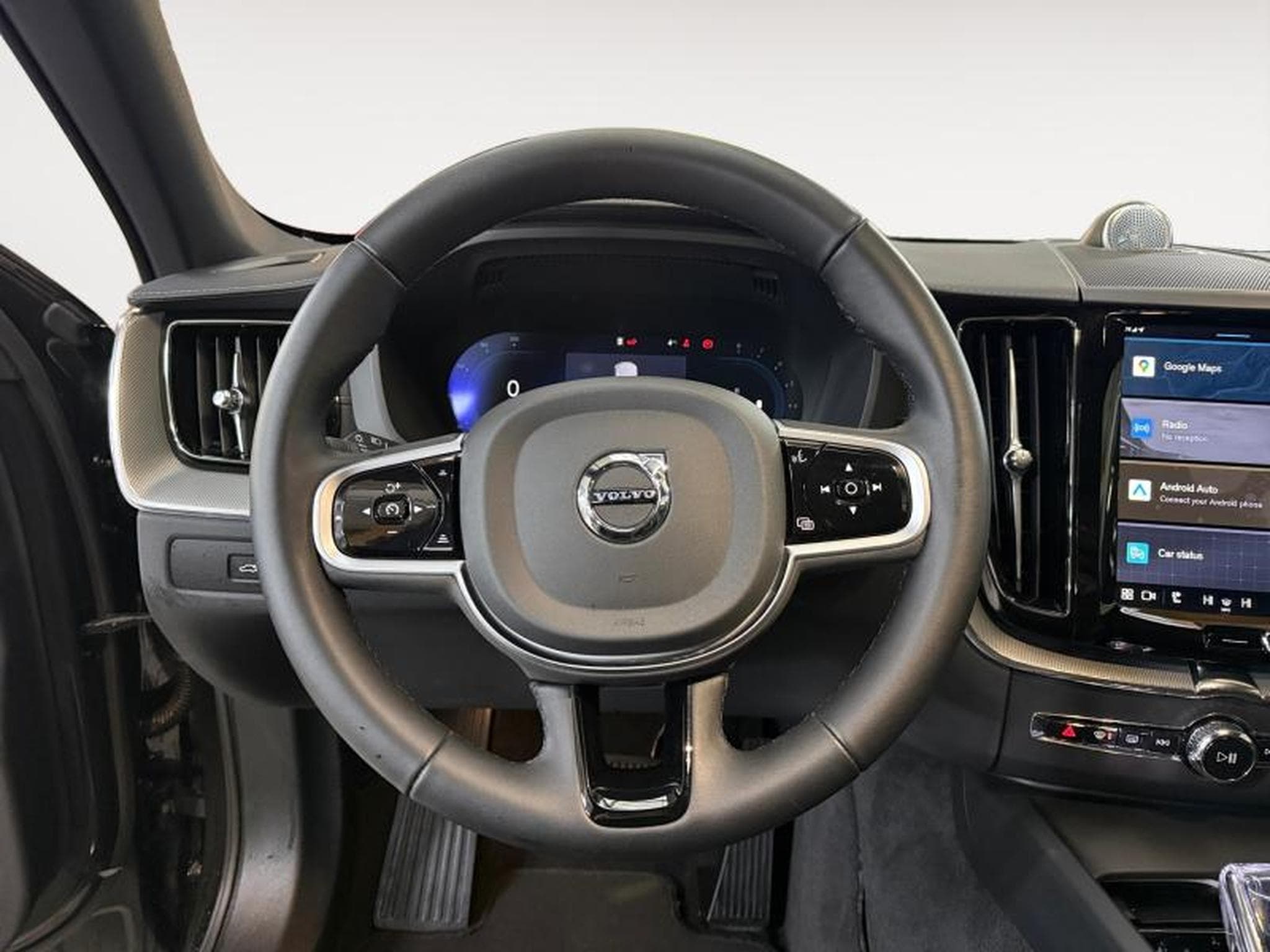 Volvo XC60 B5 Ultra Black Edition / Essence (2025) - Photo 12