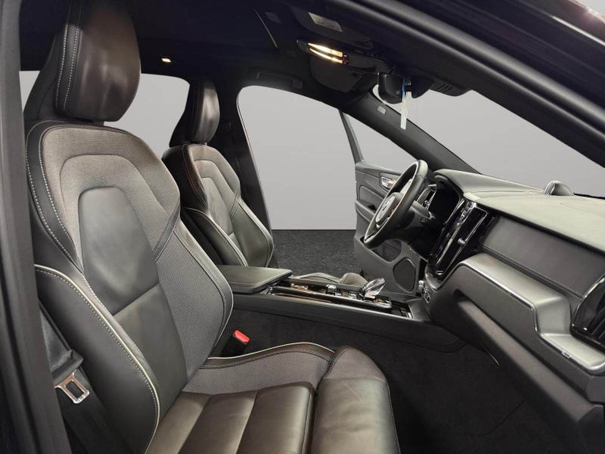 Volvo XC60 B5 Ultra Black Edition / Essence (2025) - Photo 15