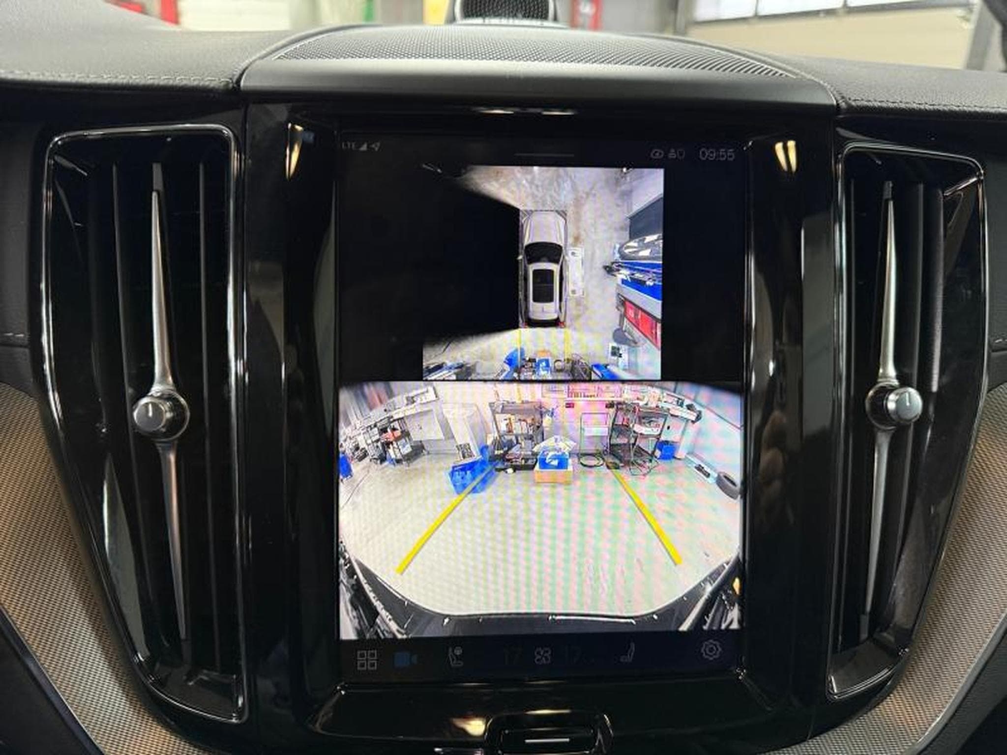 Volvo XC60 B5 Ultra Black Edition / Essence (2025) - Photo 17