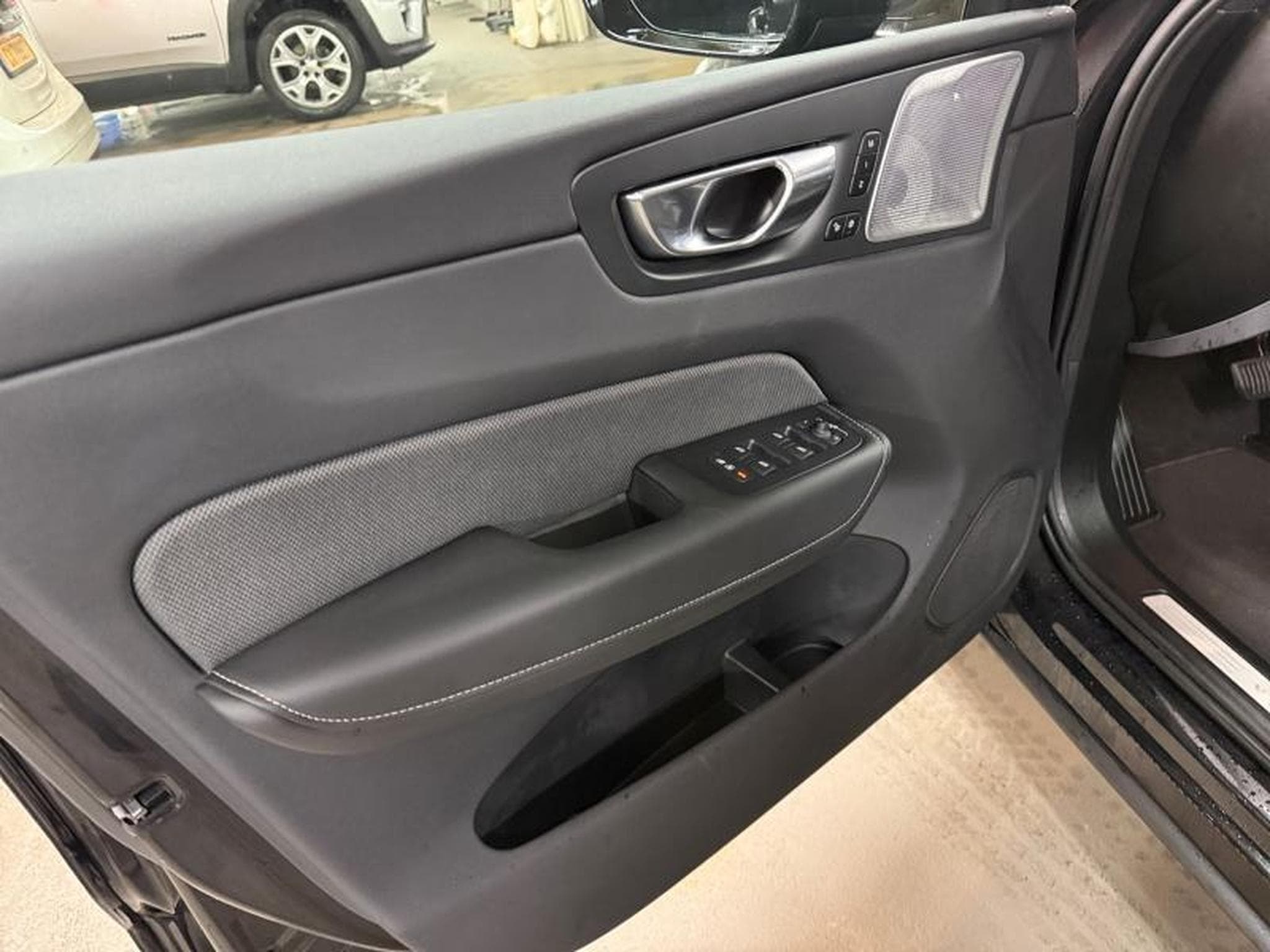 Volvo XC60 B5 Ultra Black Edition / Essence (2025) - Photo 20