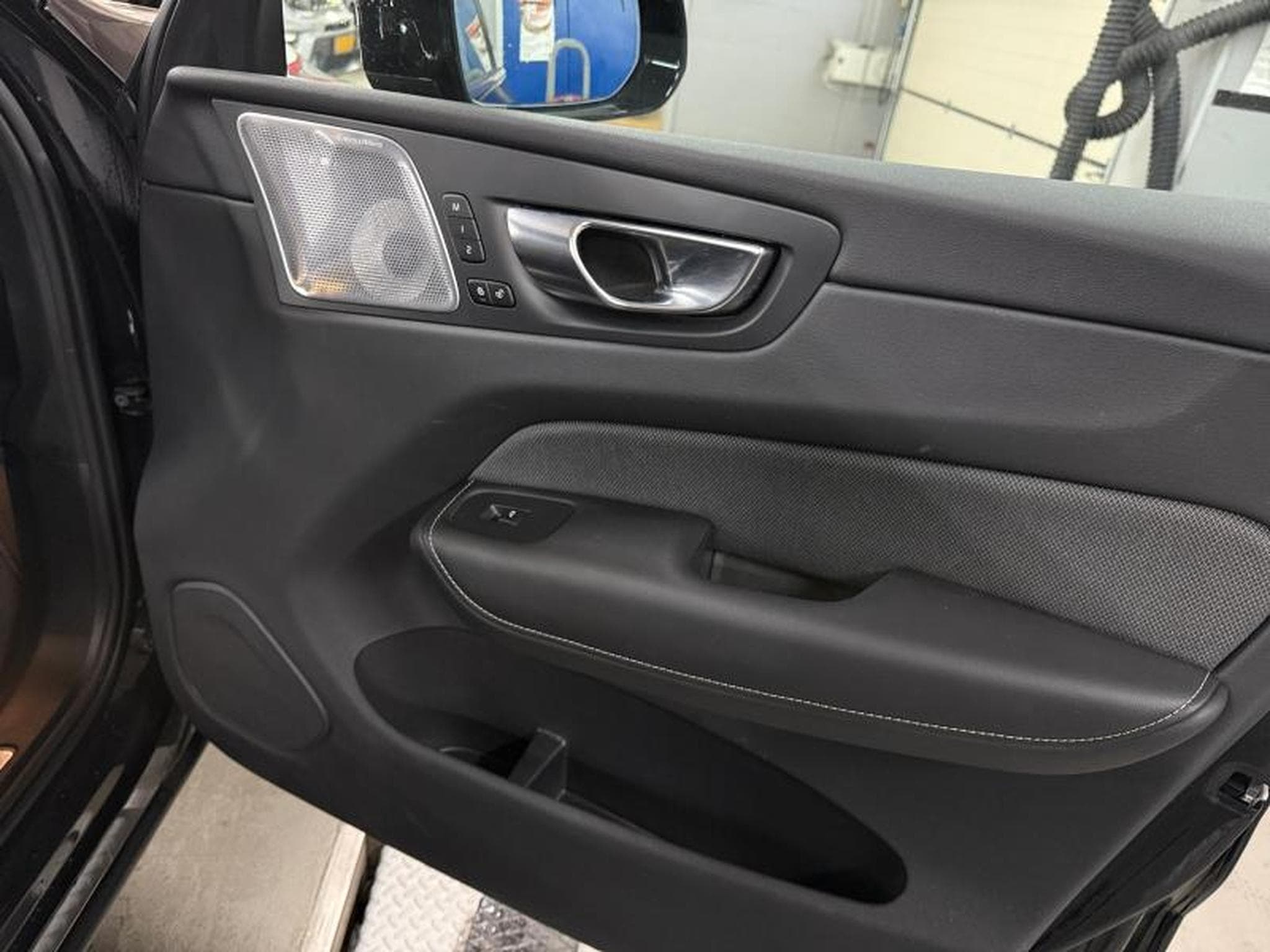 Volvo XC60 B5 Ultra Black Edition / Essence (2025) - Photo 21