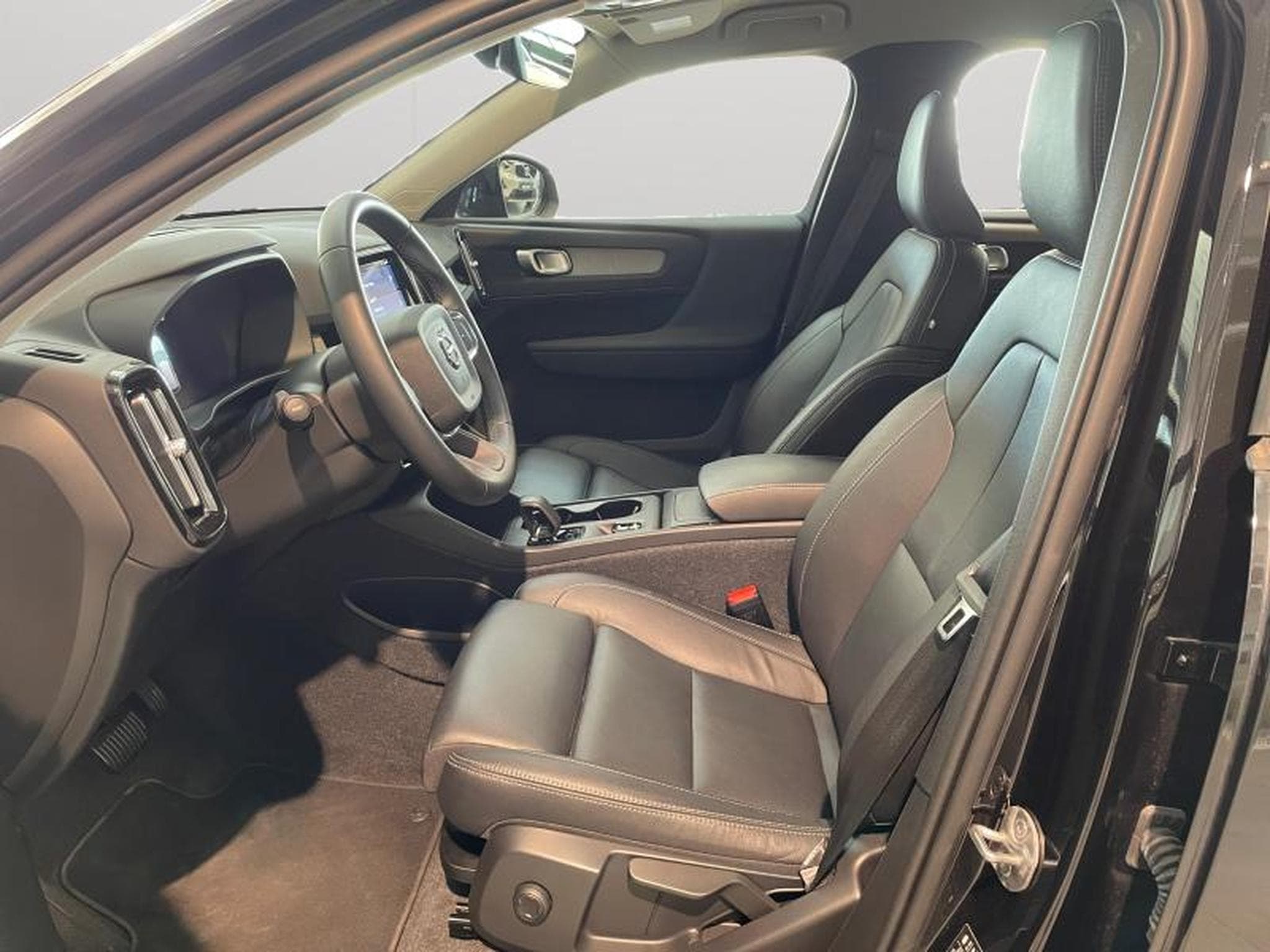 Volvo XC40 B3 Core / Essence (2024) - Foto 10