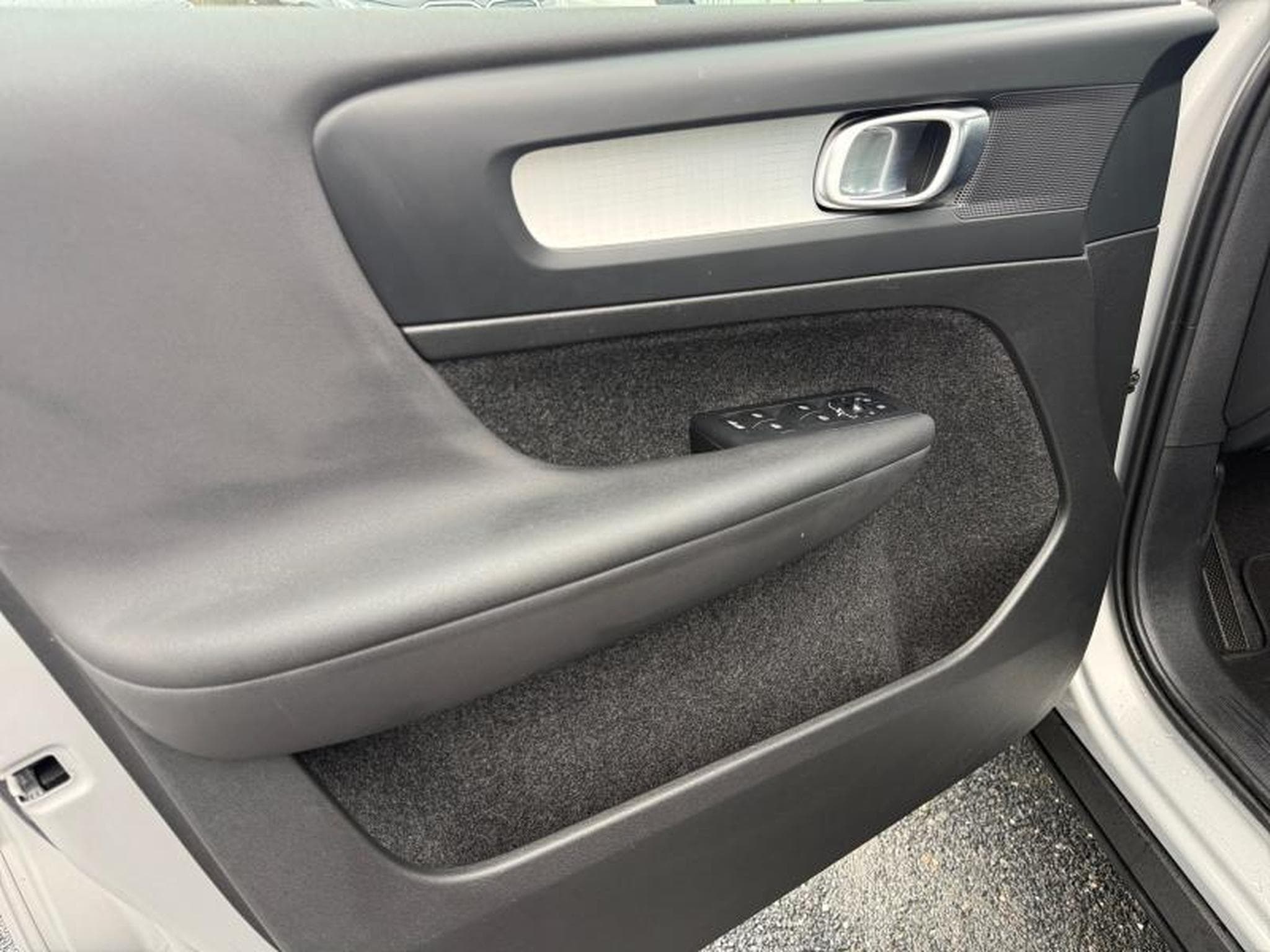 Volvo XC40 B3 Core / Essence (2023) - Foto 20