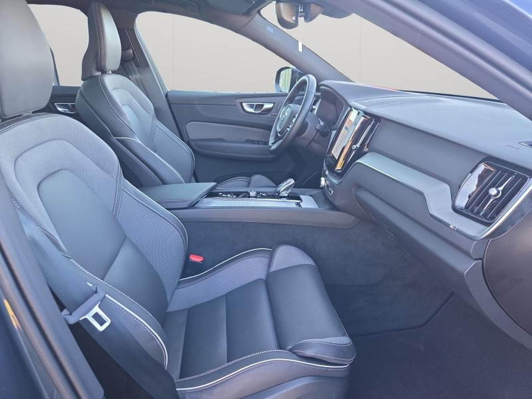 Volvo XC60 B5 Plus Dark/ Essence (2025) - Foto 15