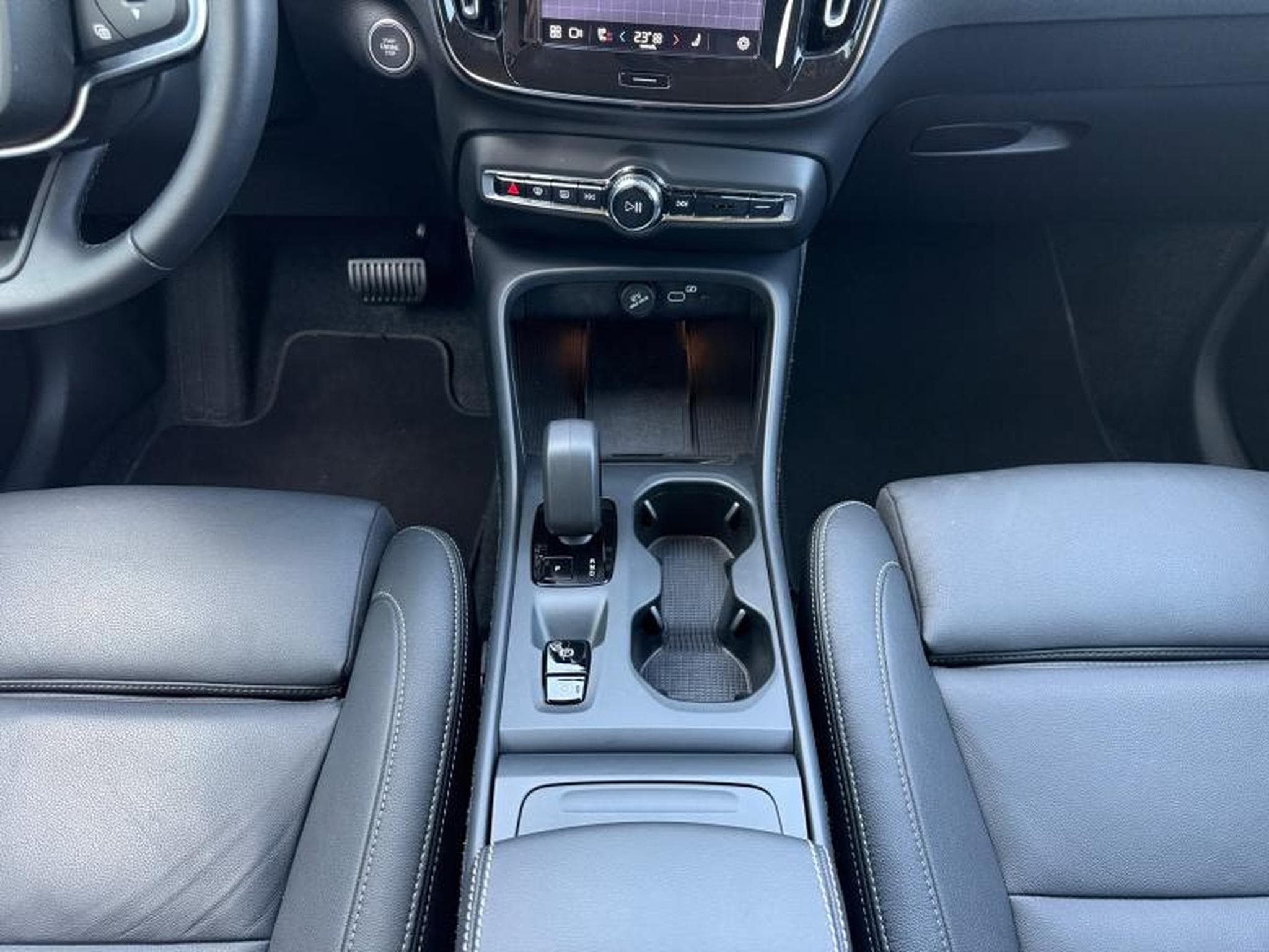 Volvo XC40 B3 Core / Essence (2025) - Foto 11