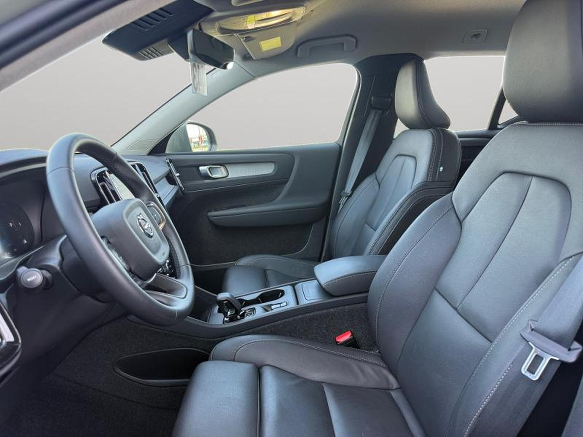 Volvo XC40 B3 Core / Essence (2025) - Foto 10