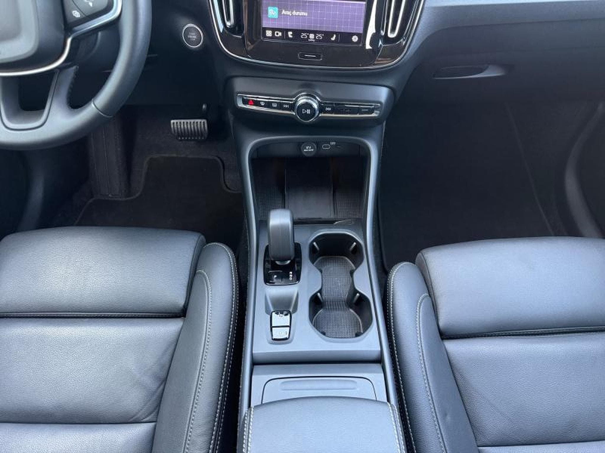 Volvo XC40 B3 Core / Essence (2025) - Foto 11