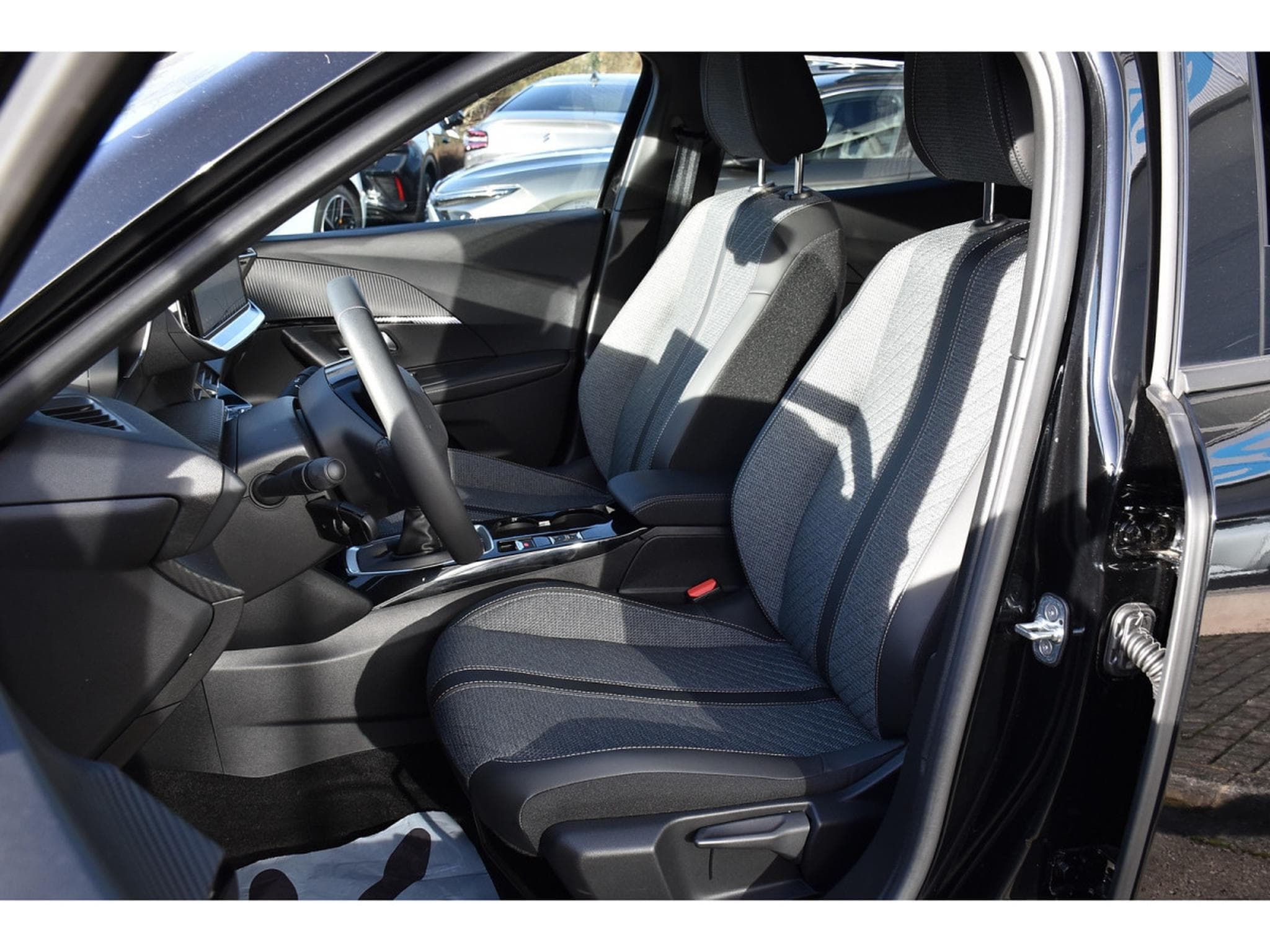 Peugeot 2008 1.2 PureTech Allure ACC GPS LANE SIDE REGUL CAM 360 1° MAIN (2025) - Photo 6