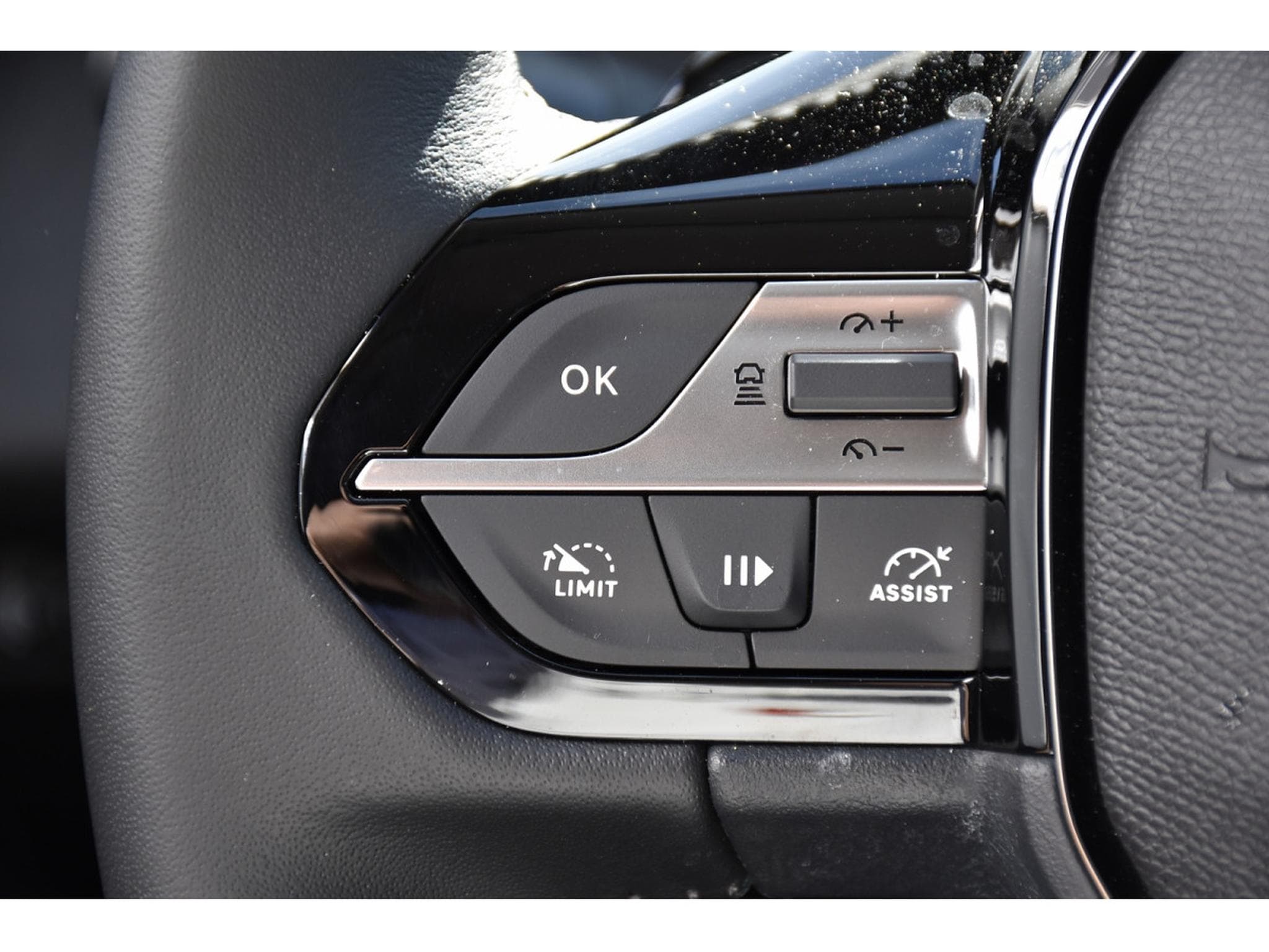 Peugeot 308 1.2 Hybrid 145 e-DCS6 Allure ACC LANE GPS CAM360 1° MAIN (2025) - Photo 23