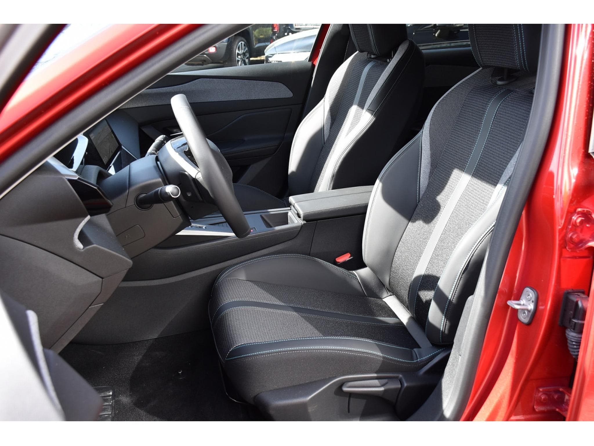 Peugeot 308 1.2 Hybrid 145 e-DCS6 Allure ACC LANE GPS CAM360 1° MAIN (2025) - Photo 6