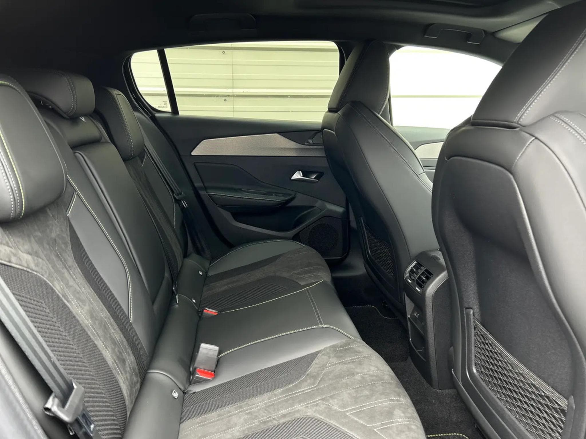 Peugeot 308 1.2 PureTech 145 e-DSC6 GT (2025) - Photo 8