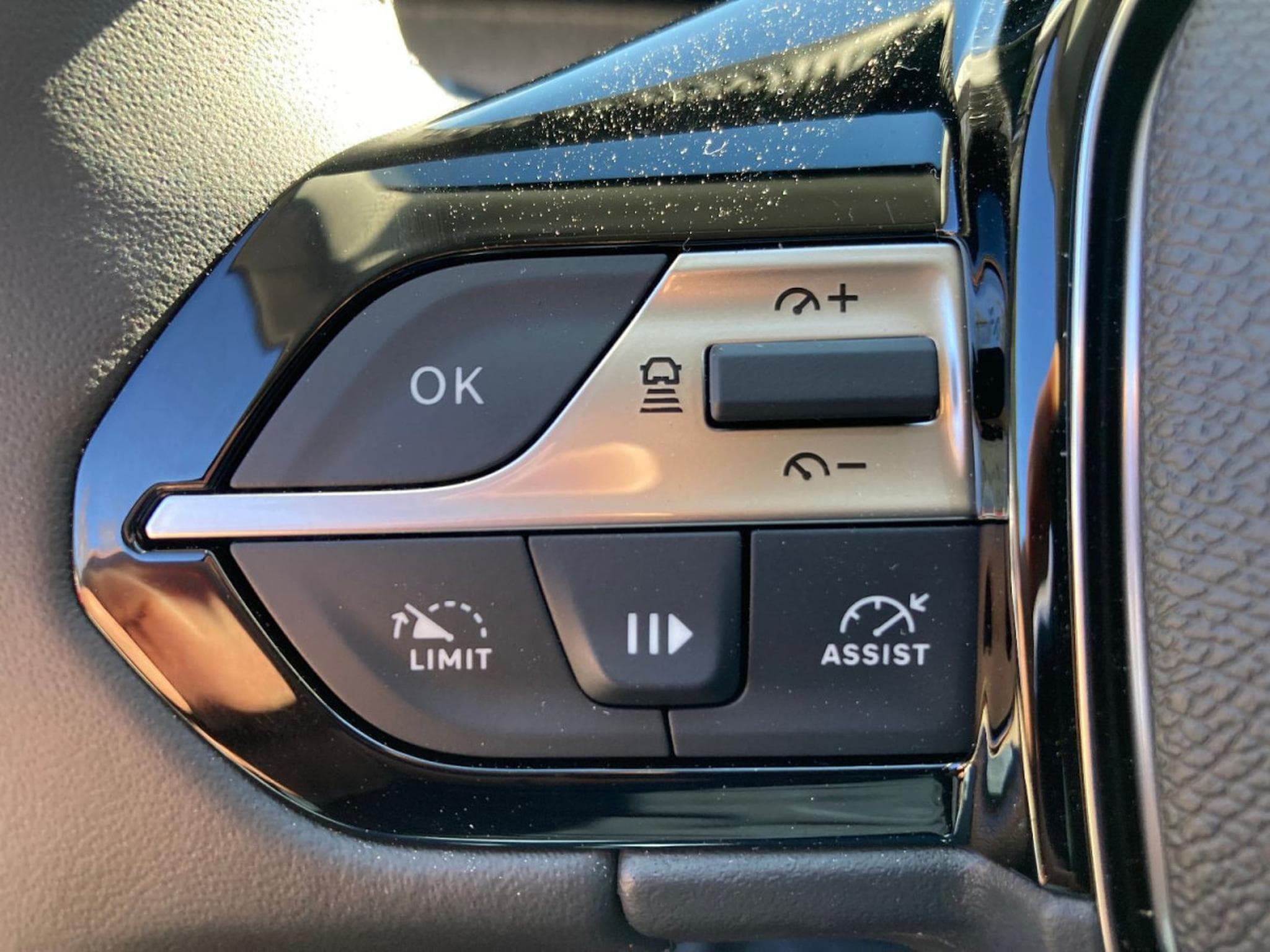 Peugeot 308 1.5 BlueHDI 130 EAT8 ALLURE (2025) - Photo 12