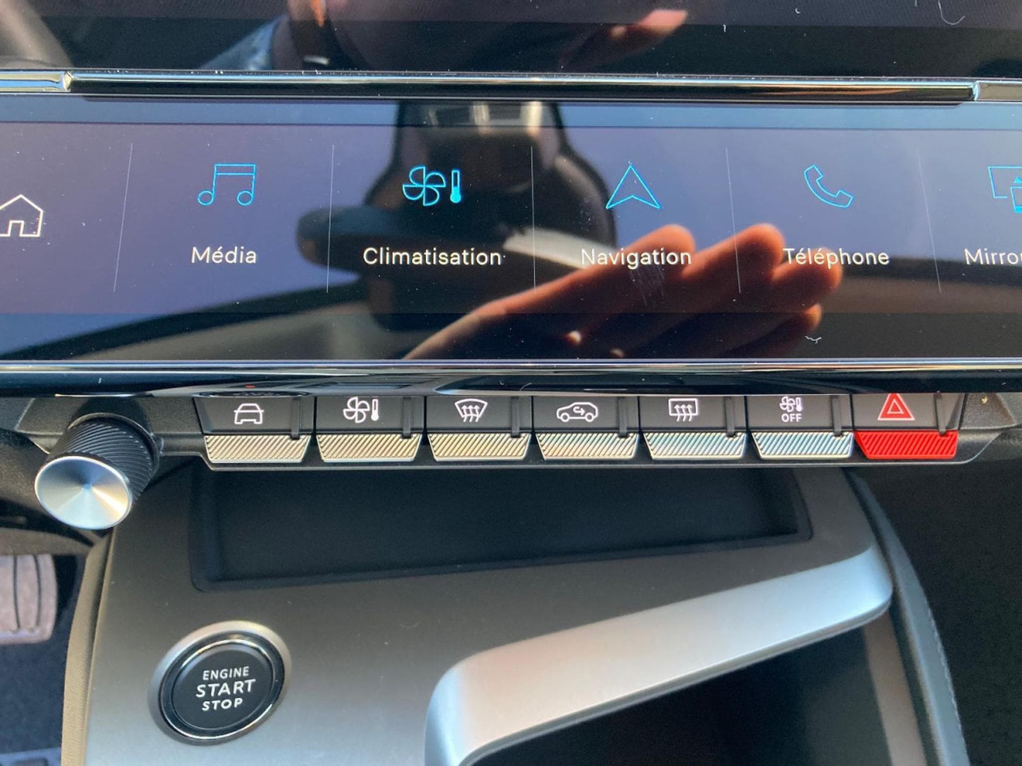 Peugeot 308 1.5 BlueHDI 130 EAT8 ALLURE (2025) - Photo 18