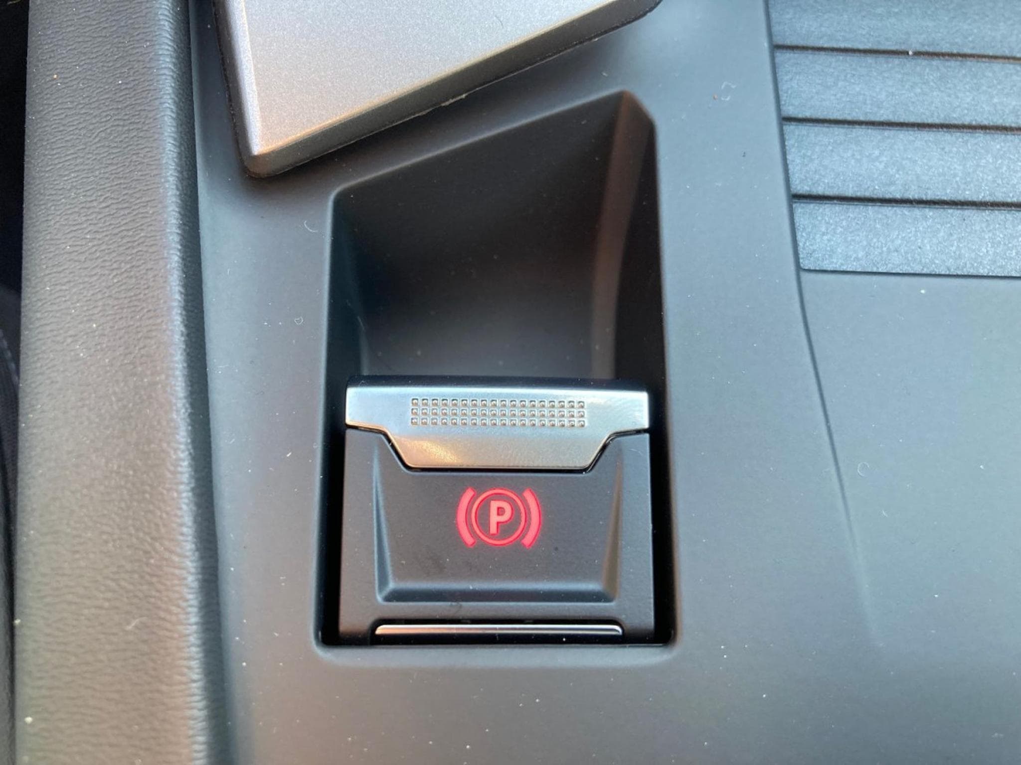 Peugeot 308 1.5 BlueHDI 130 EAT8 ALLURE (2025) - Photo 22