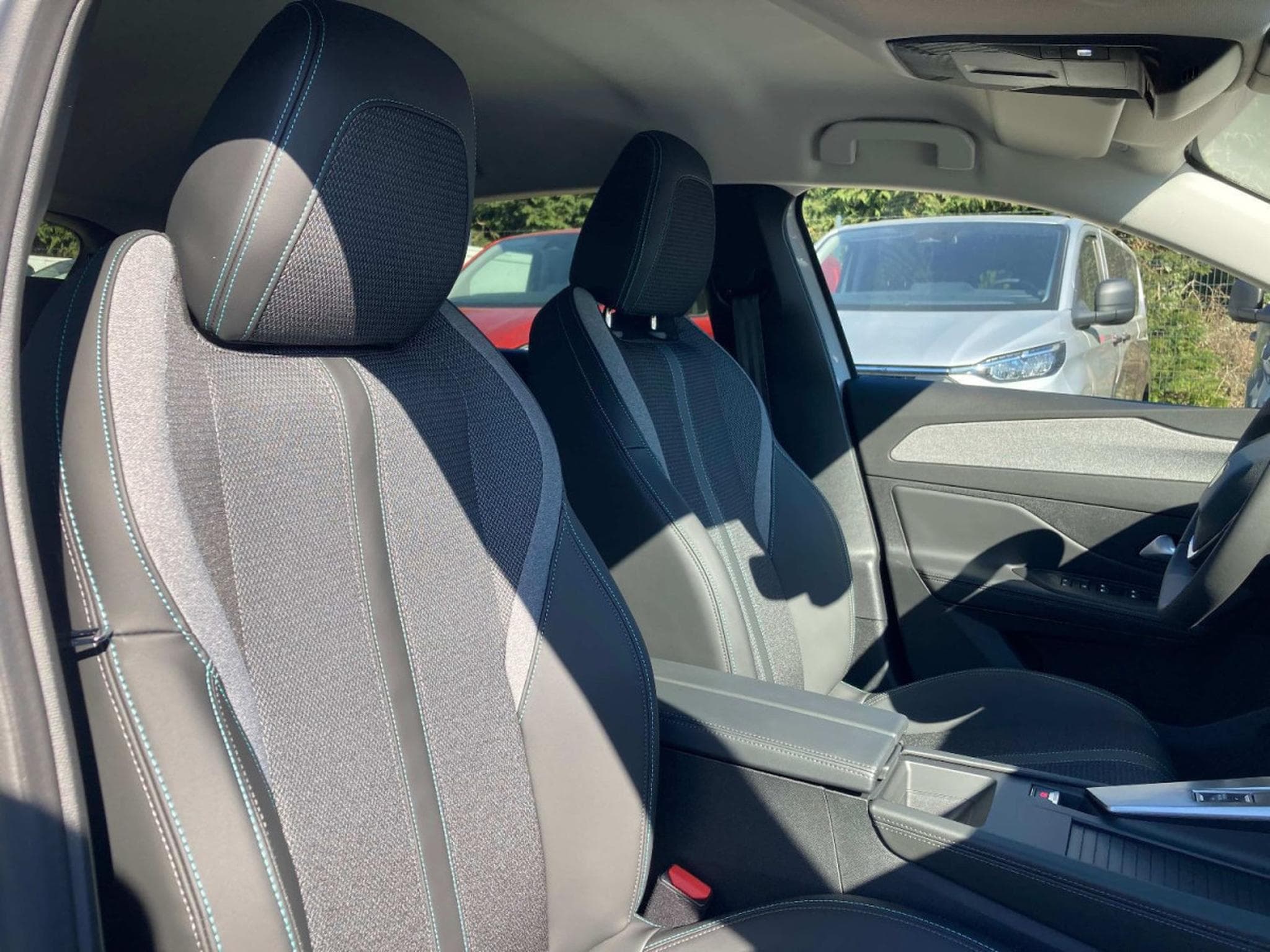 Peugeot 308 1.5 BlueHDI 130 EAT8 ALLURE (2025) - Photo 24