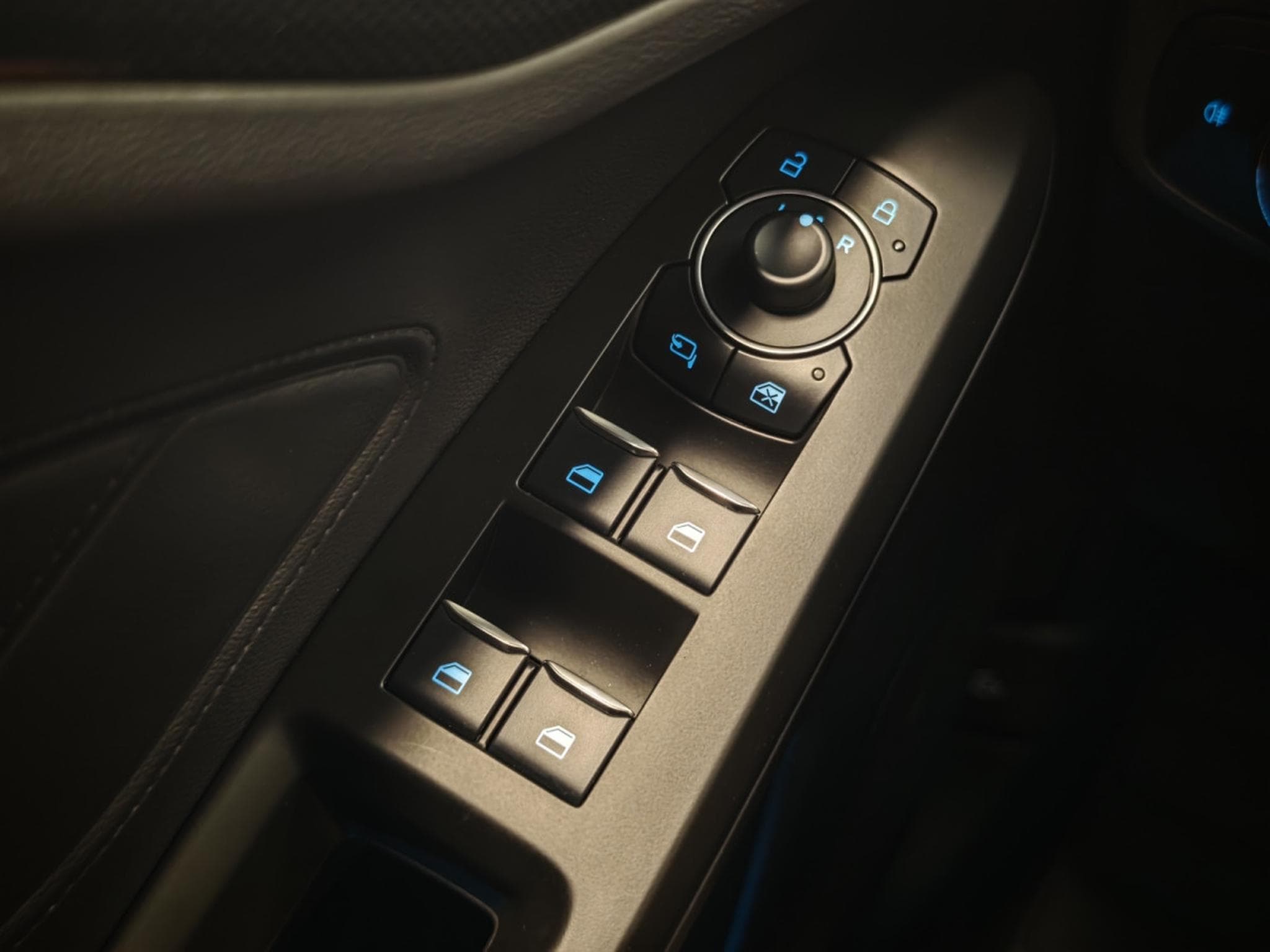 Ford Focus ST-Line X 1.0i Eco Boost MHEV (2025) - Foto 25