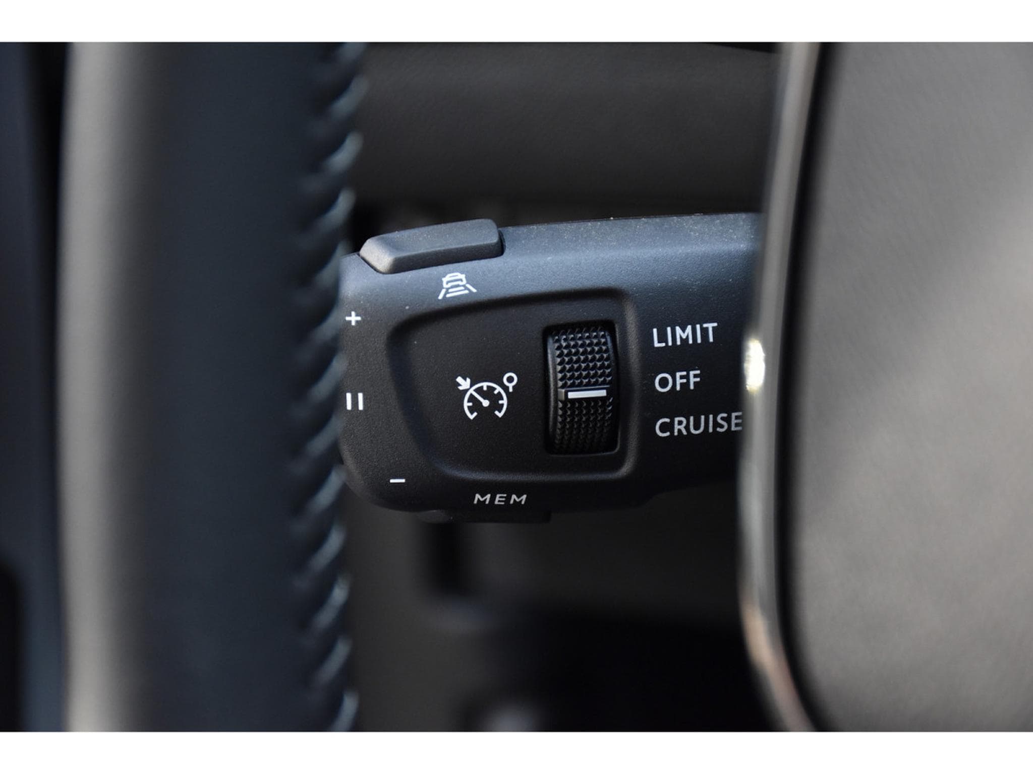 Peugeot 2008 1.2 PureTech Allure ACC GPS LANE SIDE REGUL CAM 360 1° MAIN (2025) - Photo 21